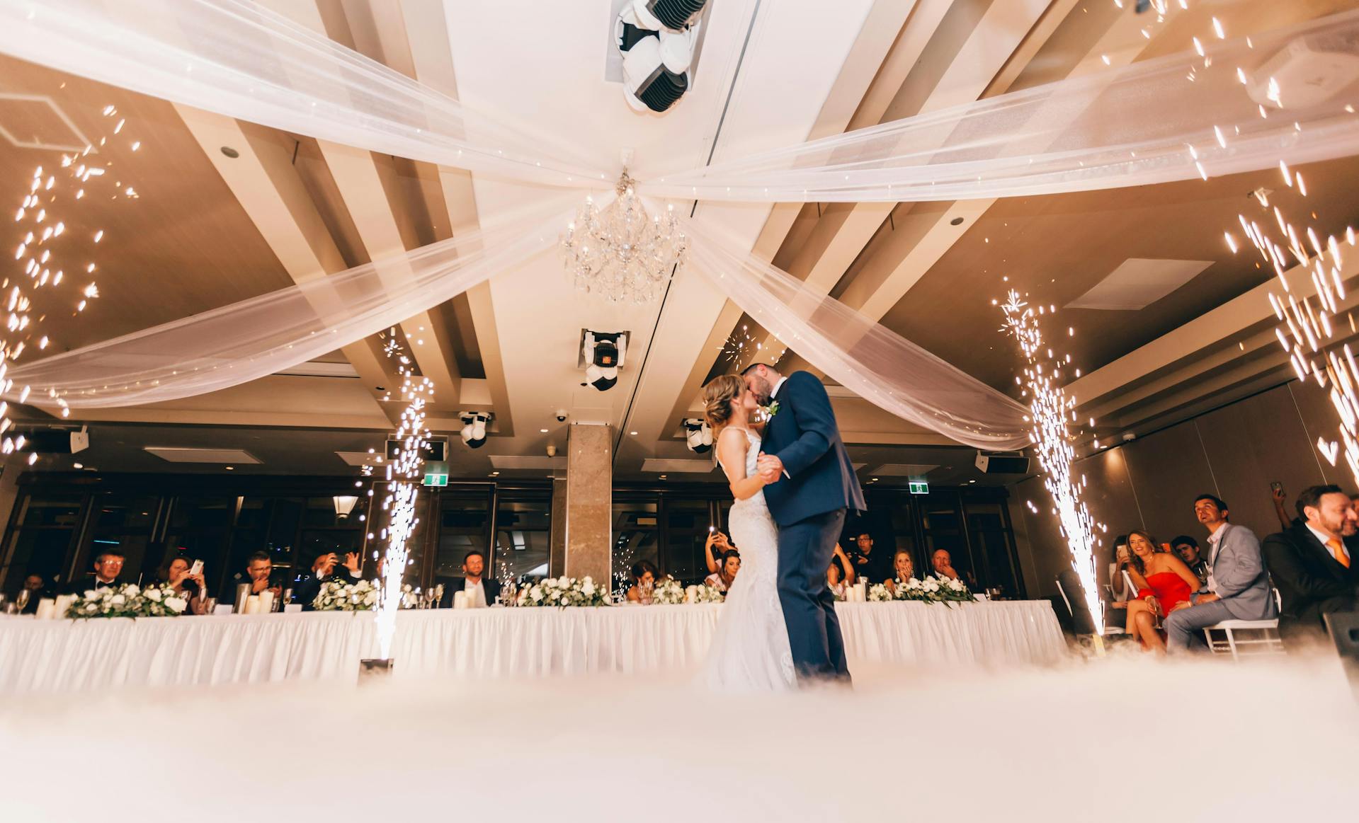 Un couple qui danse lors de leur réception de mariage | Source : Pexels