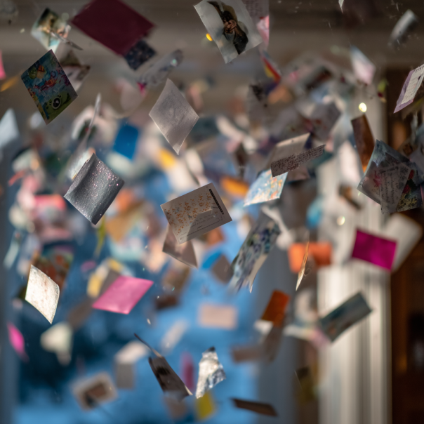 Des textos, des reçus d'hôtel et des photos sur papier glacé volent dans les airs | Source : Midjourney