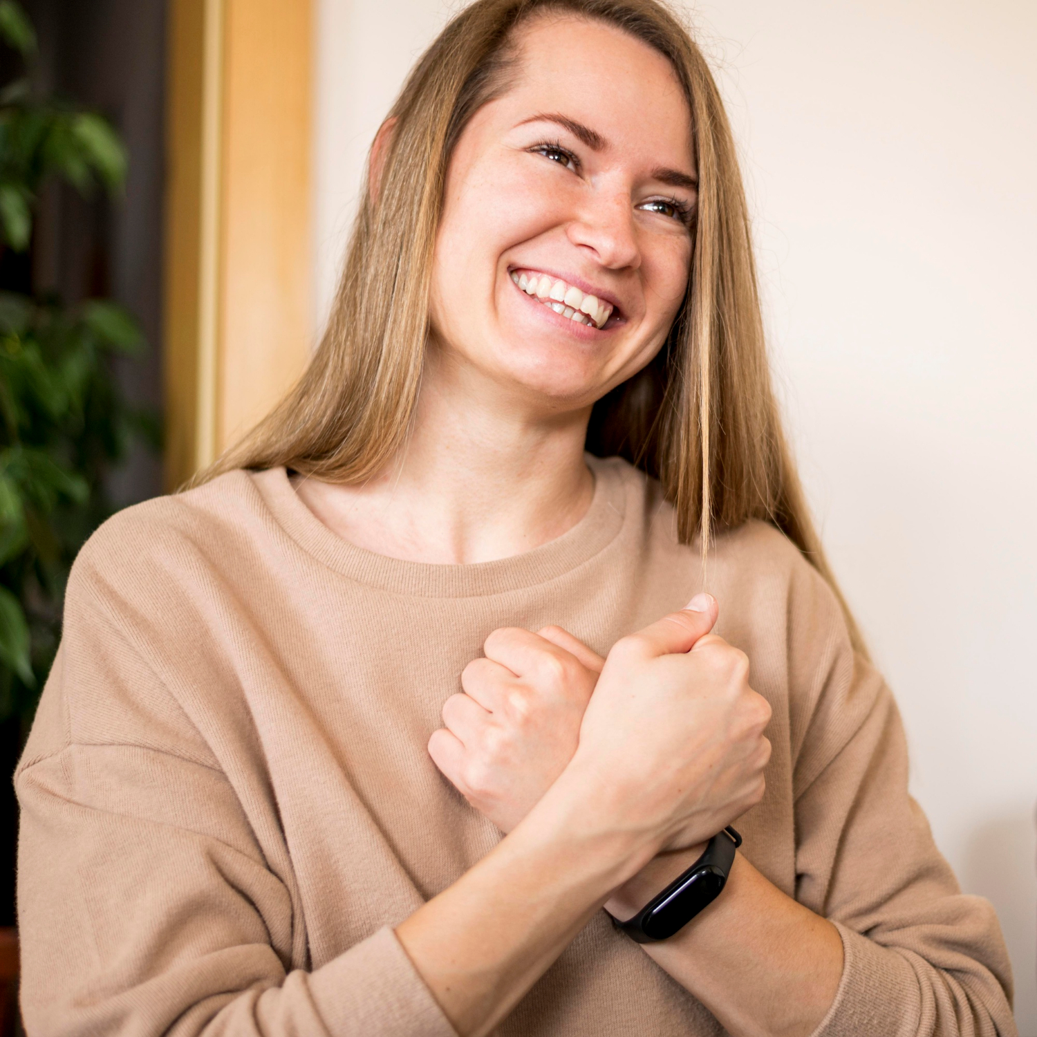 Une femme joyeuse qui communique par le langage des signes | Source : Freepik