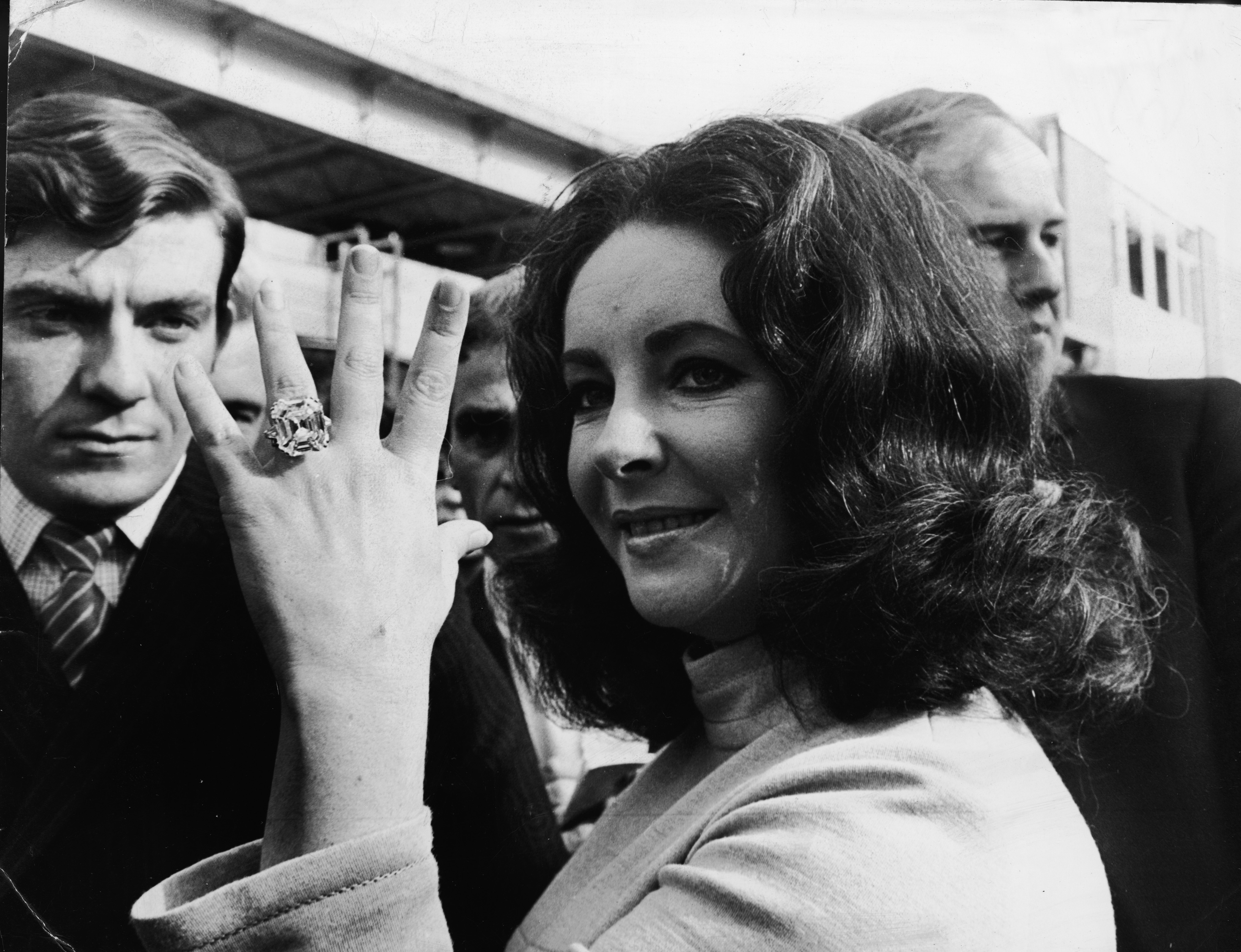 Elizabeth Taylor montre la bague en diamant de 33,19 carats que lui a offerte son mari Richard Burton. La pierre précieuse est estimée entre 2,5 et 3,5 millions de dollars.