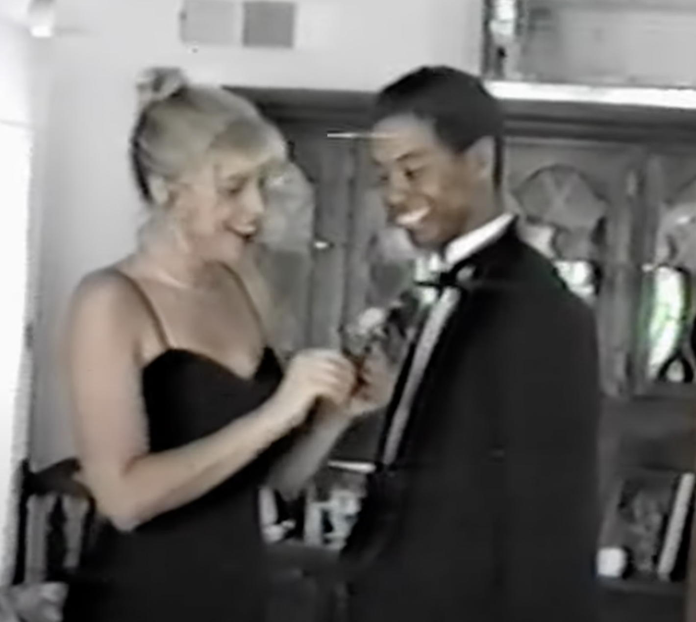 Capture d'écran d'une ancienne vidéo de Tiger Woods et Dina Gravell tirée du documentaire « Tiger » diffusé sur HBO en 2021 | Source : Youtube/HBO
