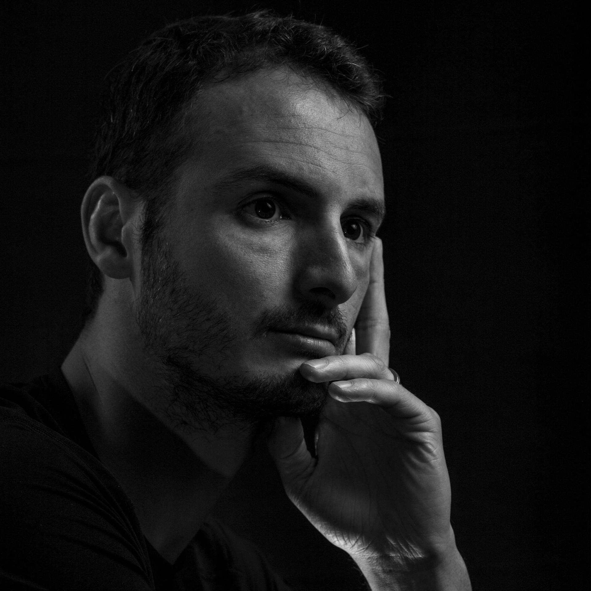 Un homme pensif, la main sur le menton | Source : Pexels