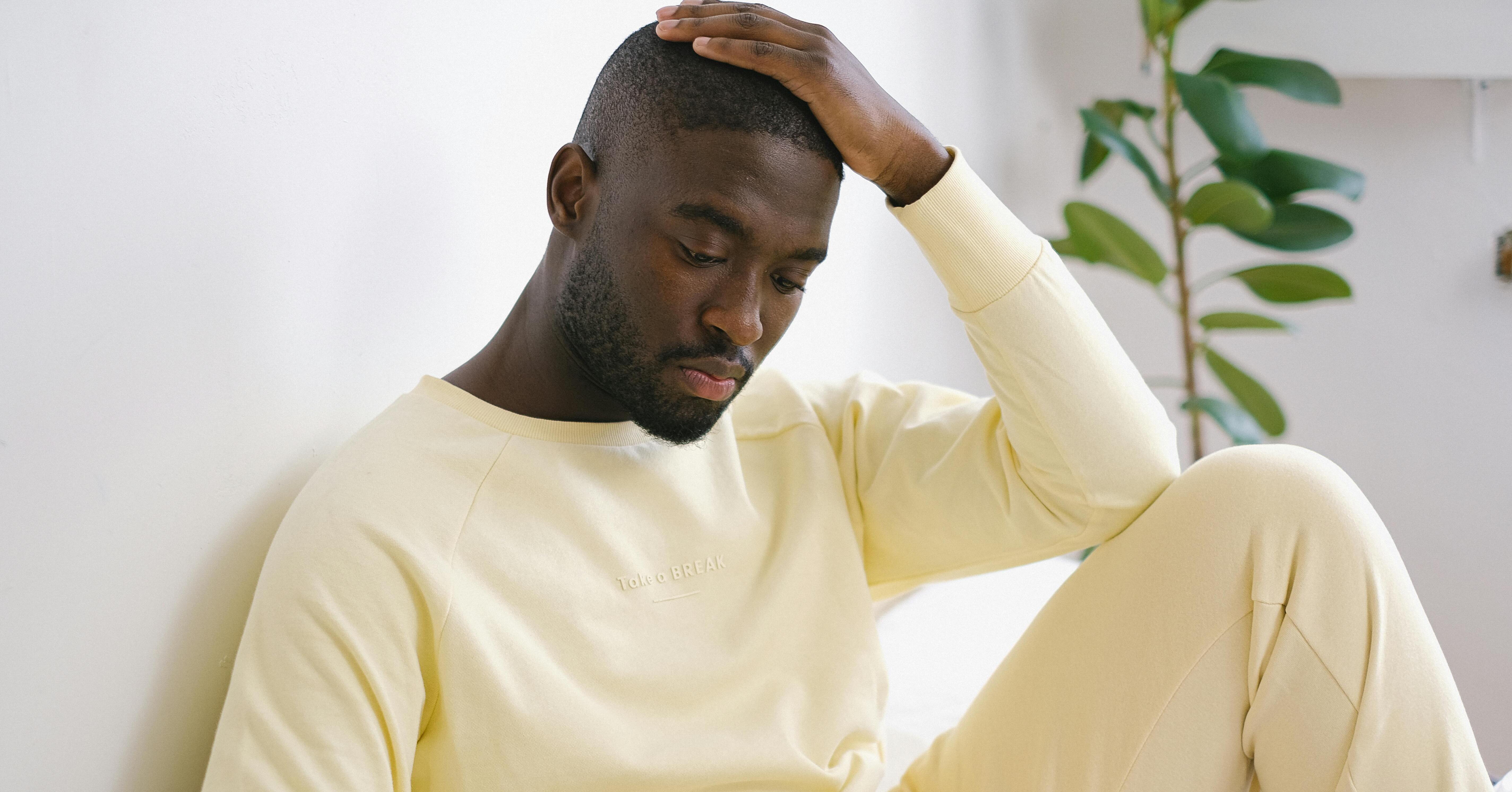 Un homme assis dans son lit | Source : Pexels