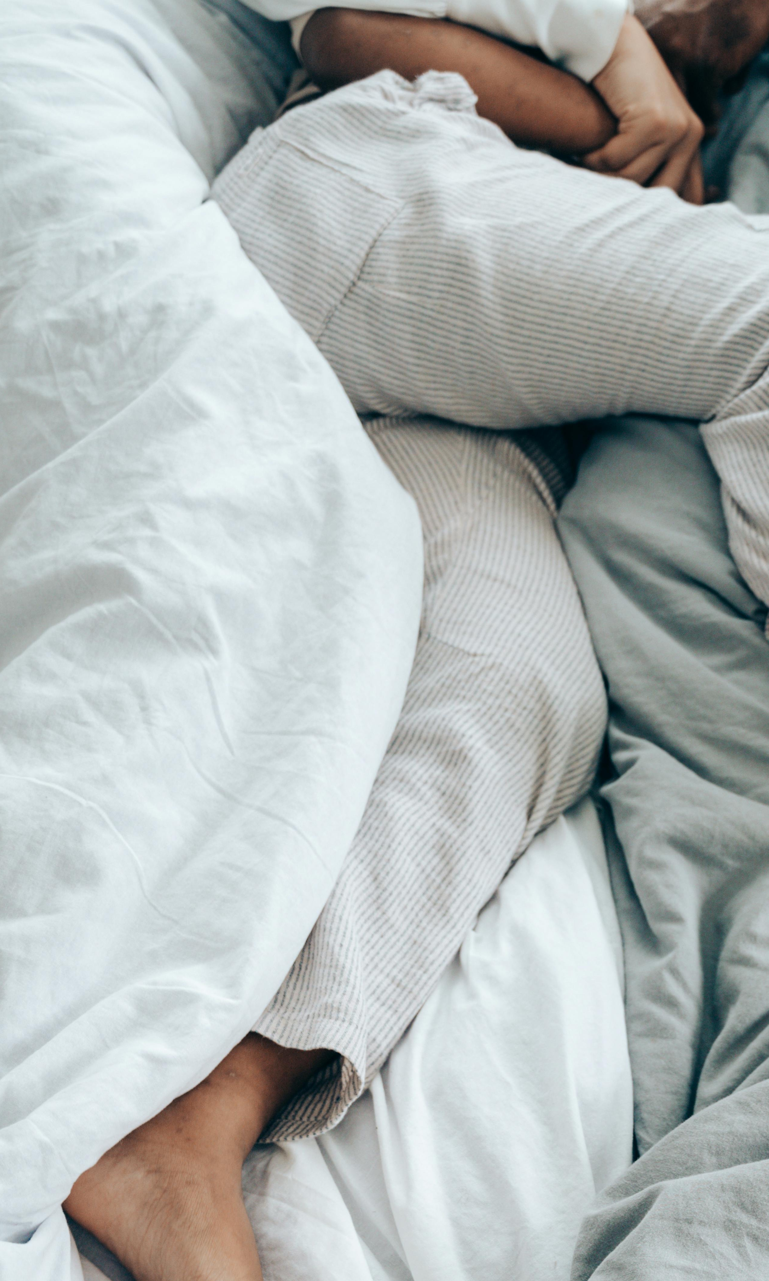 Un adulte et un enfant ensemble dans un lit | Source : Pexels