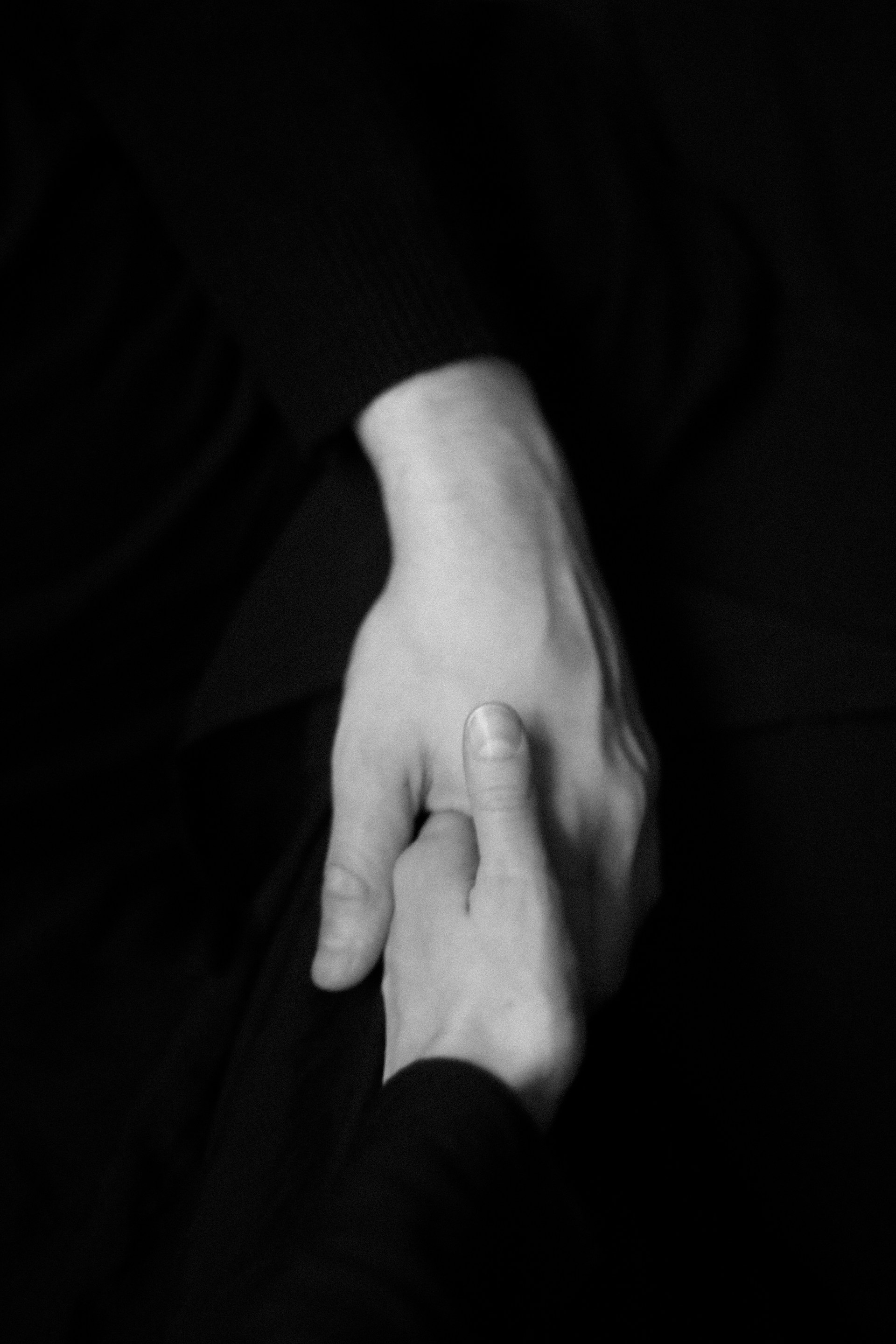 Une main de femme tenant la main d'un homme | Source : Unsplash