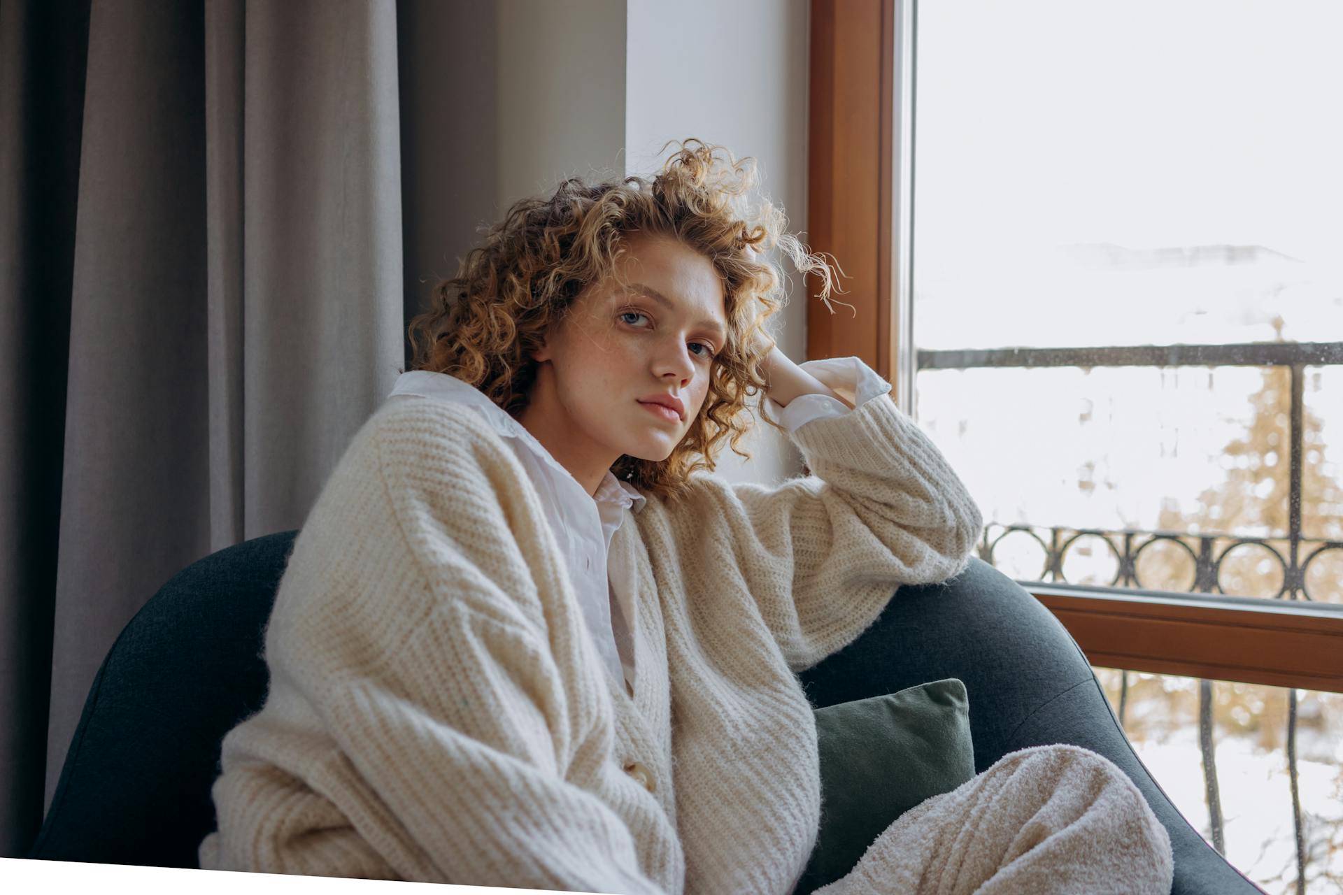 Une femme assise sur un fauteuil | Source : Pexels