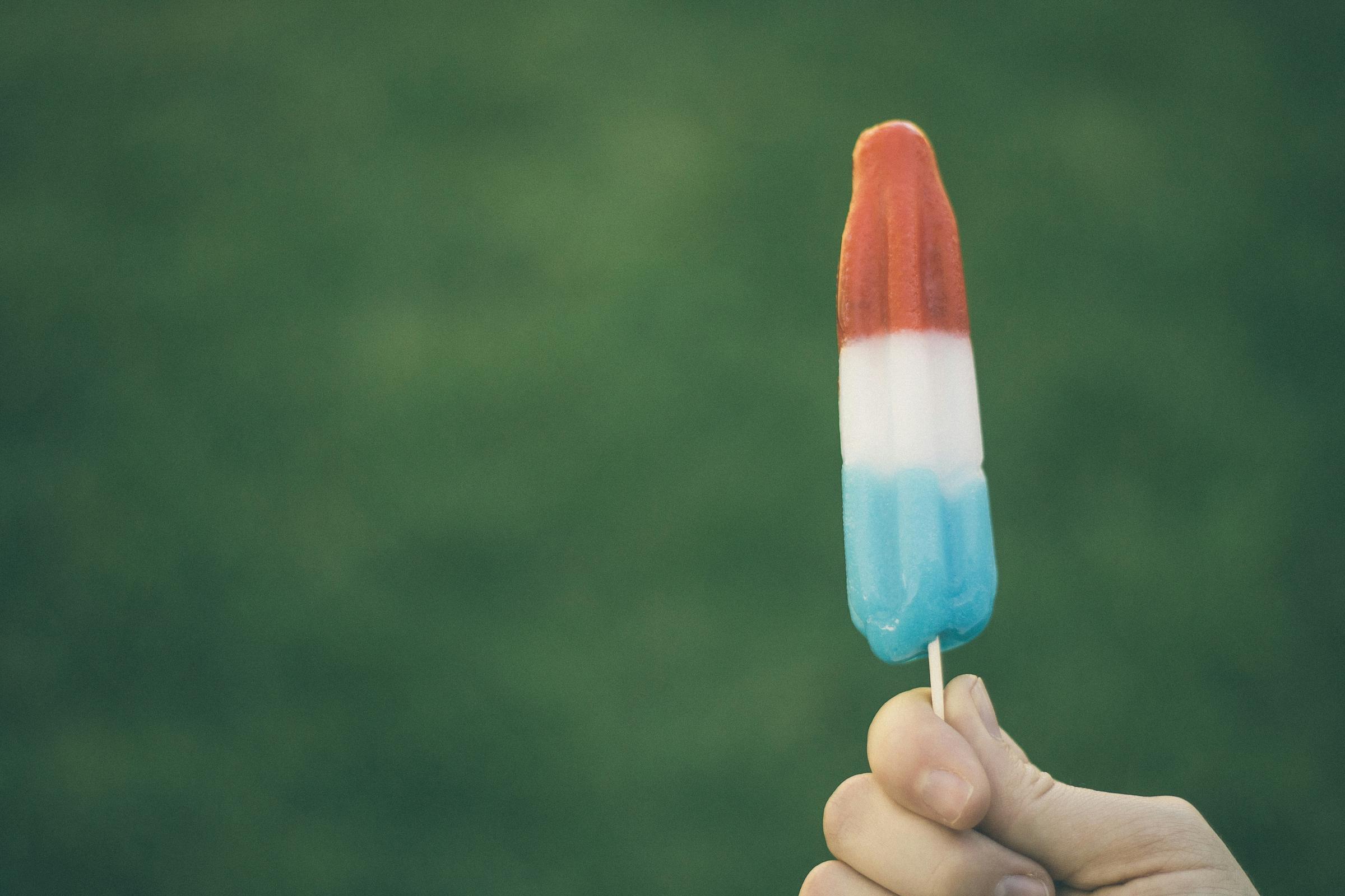 Une personne tenant une sucette glacée | Source : Unsplash