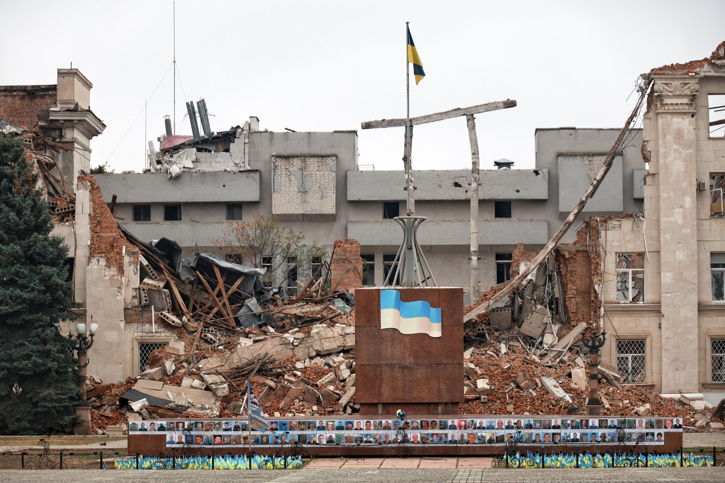 Un bâtiment de l'administration militaire régionale en ruines après un bombardement russe à Kherson, en Ukraine, le 2 octobre 2025. | Source : Getty Images