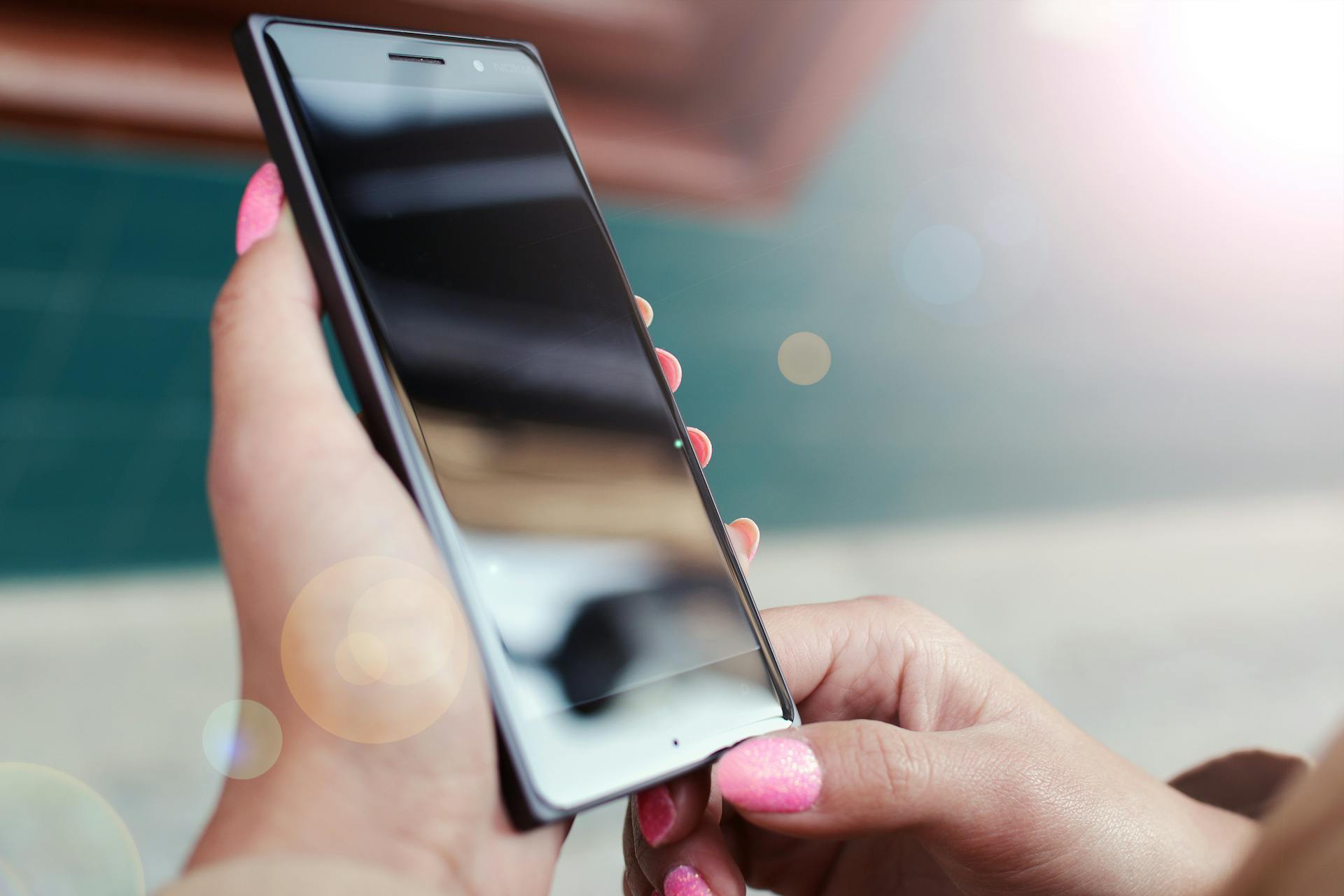 Une femme tenant un téléphone portable | Source : Pexels