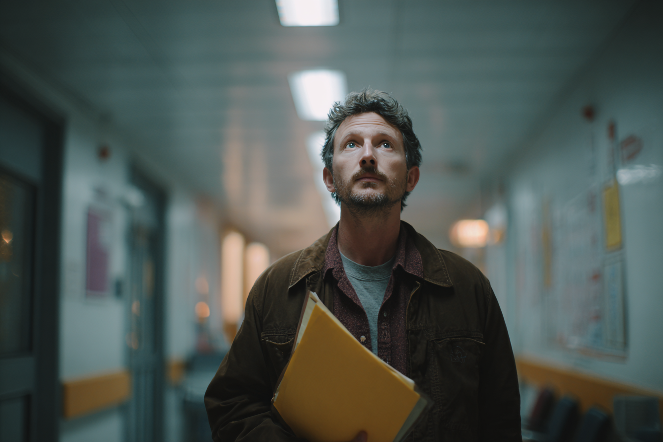 Un homme debout dans un hôpital | Source : Midjourney