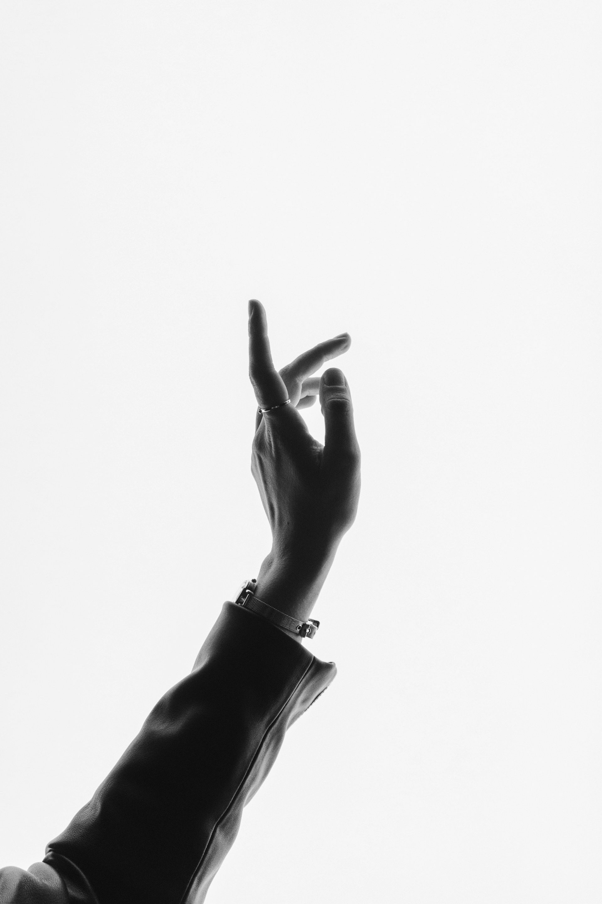 Une femme faisant un geste d'une main | Source : Unsplash