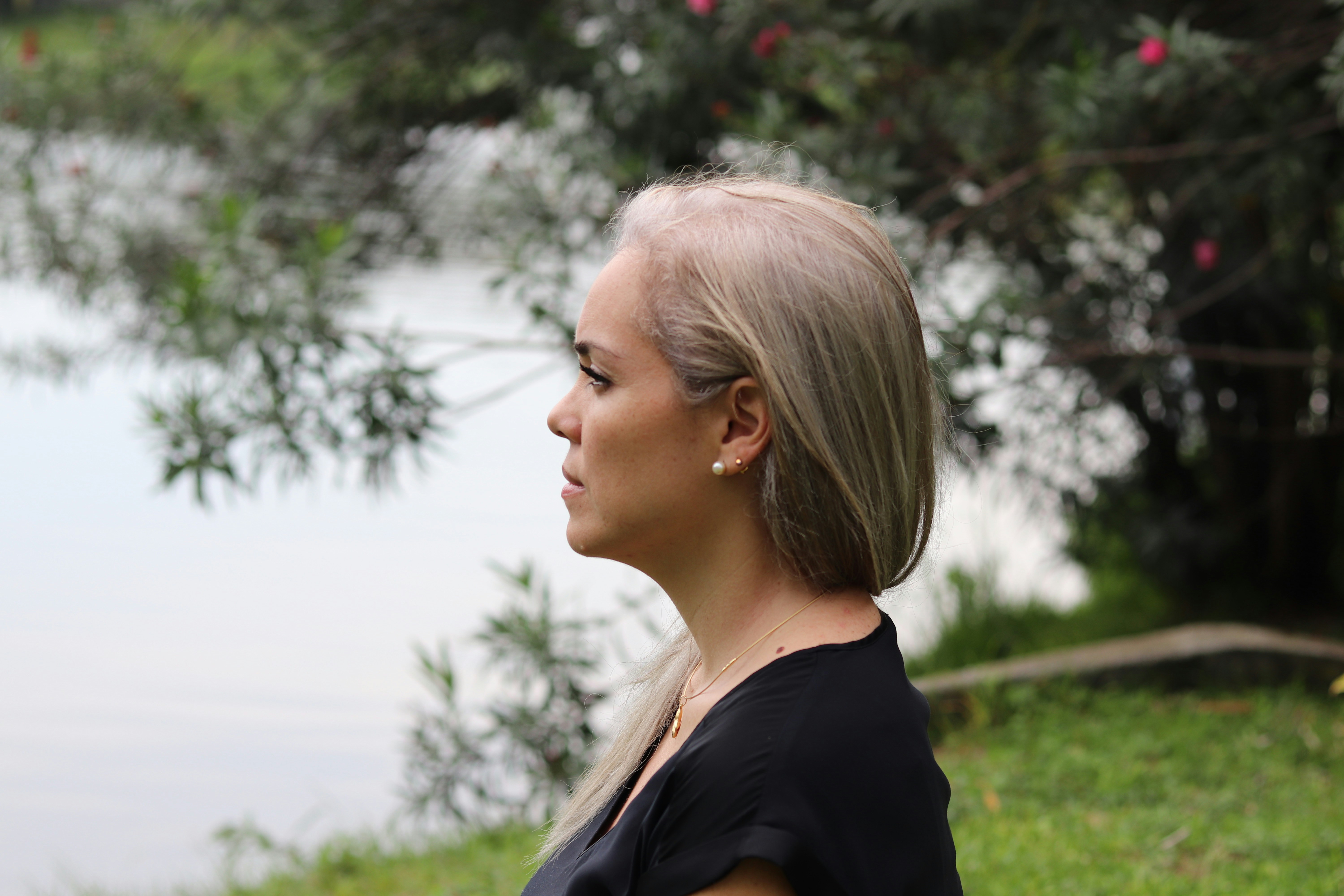 Une femme triste regardant devant elle | Source : Unsplash