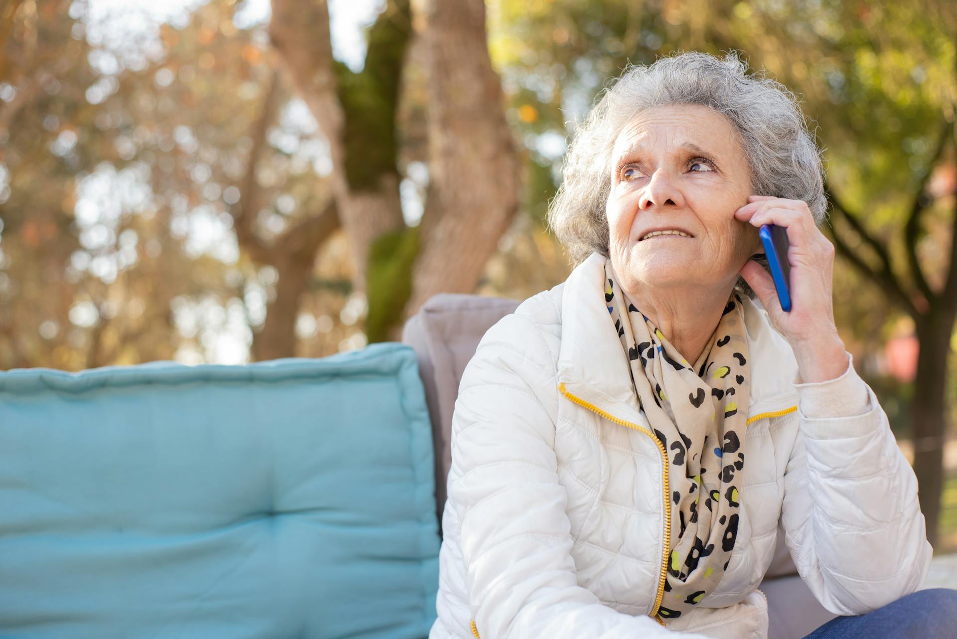 Une femme âgée qui parle au téléphone | Source : Pexels