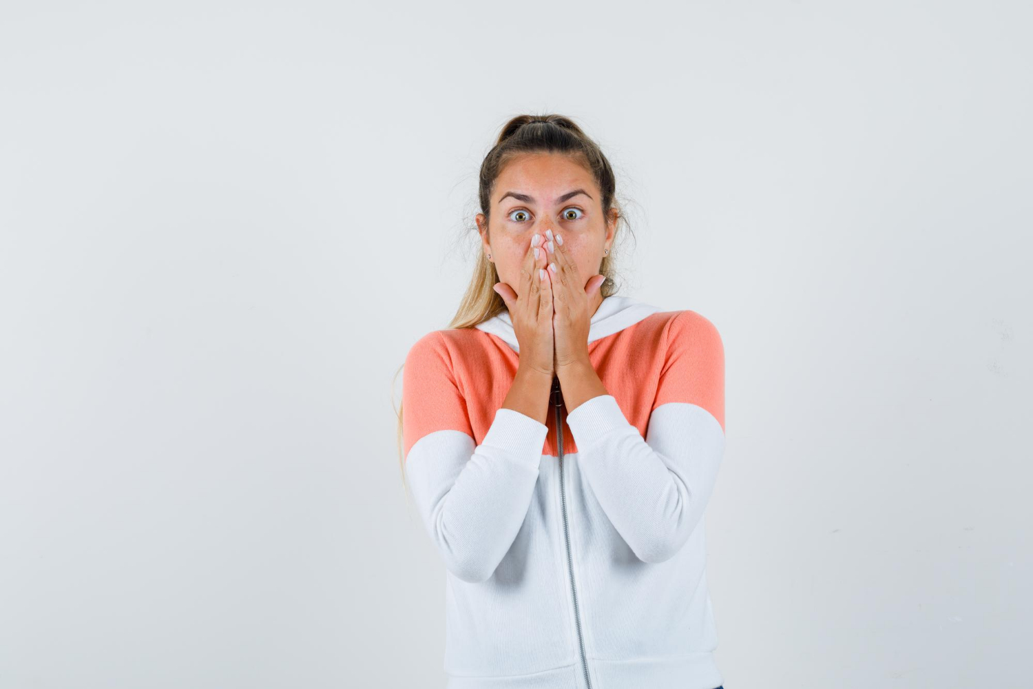Une femme terrifiée | Source : Freepik