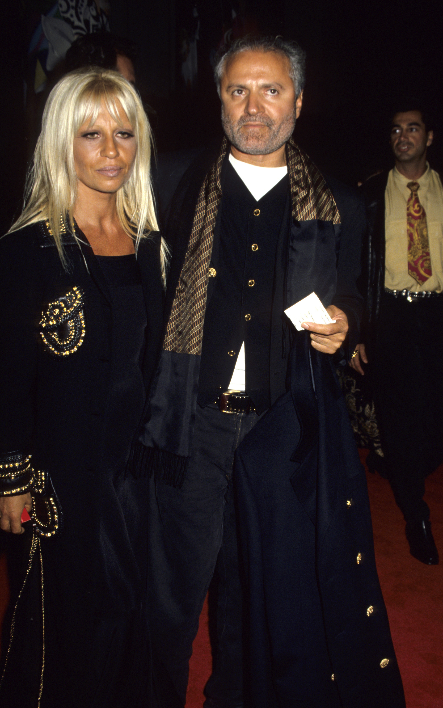 Gianni Versace, 45 ans, et Donatella Versace, 37 ans, à l'exposition « Versace Signatures » le 5 novembre 1992 à New York. Le visage de Donatella présentait un raffermissement initial des joues et un volume des lèvres subtilement accru, lui donnant une angularité prononcée.