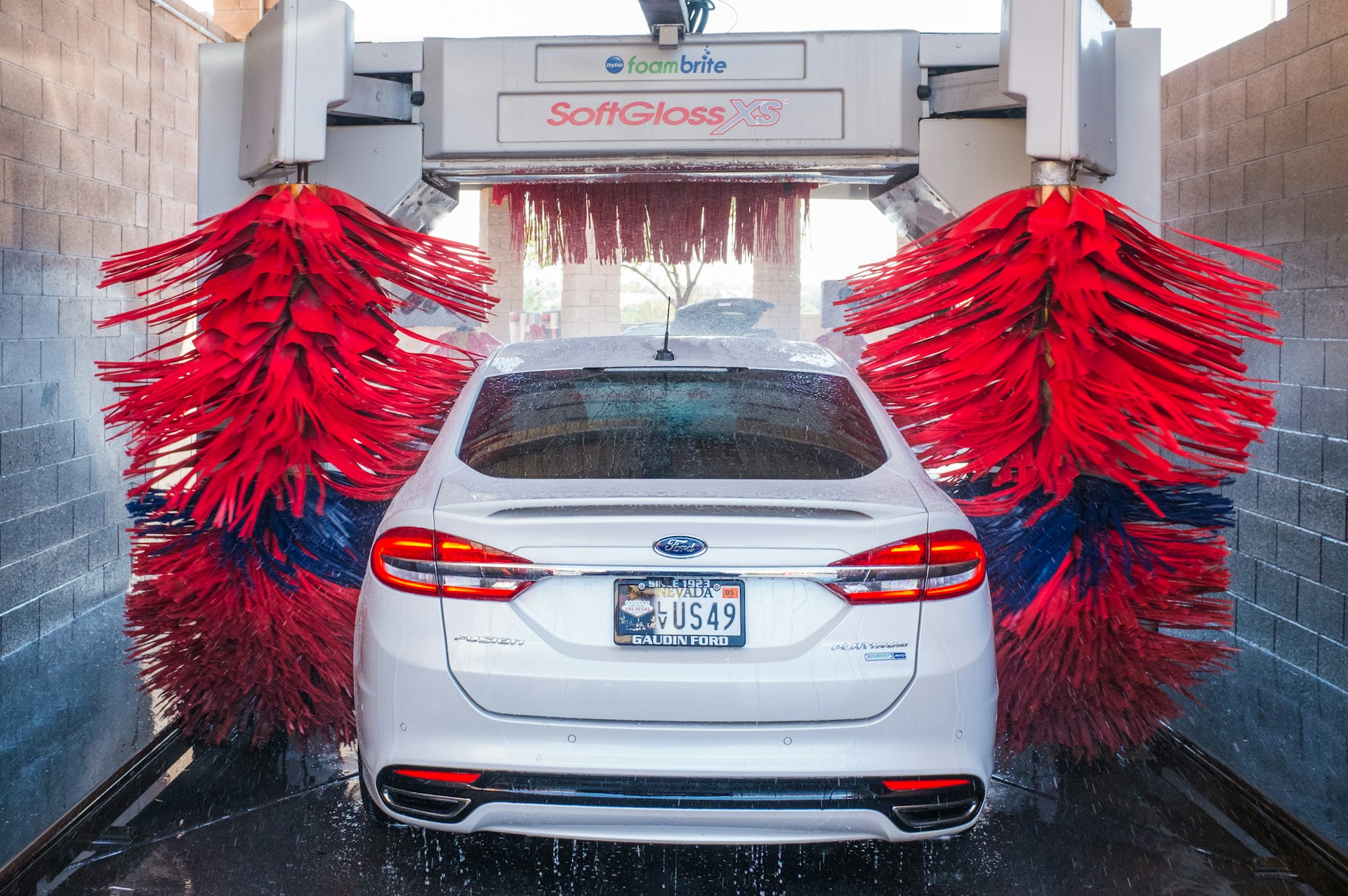 Une voiture passant dans une station de lavage | Source : Unsplash