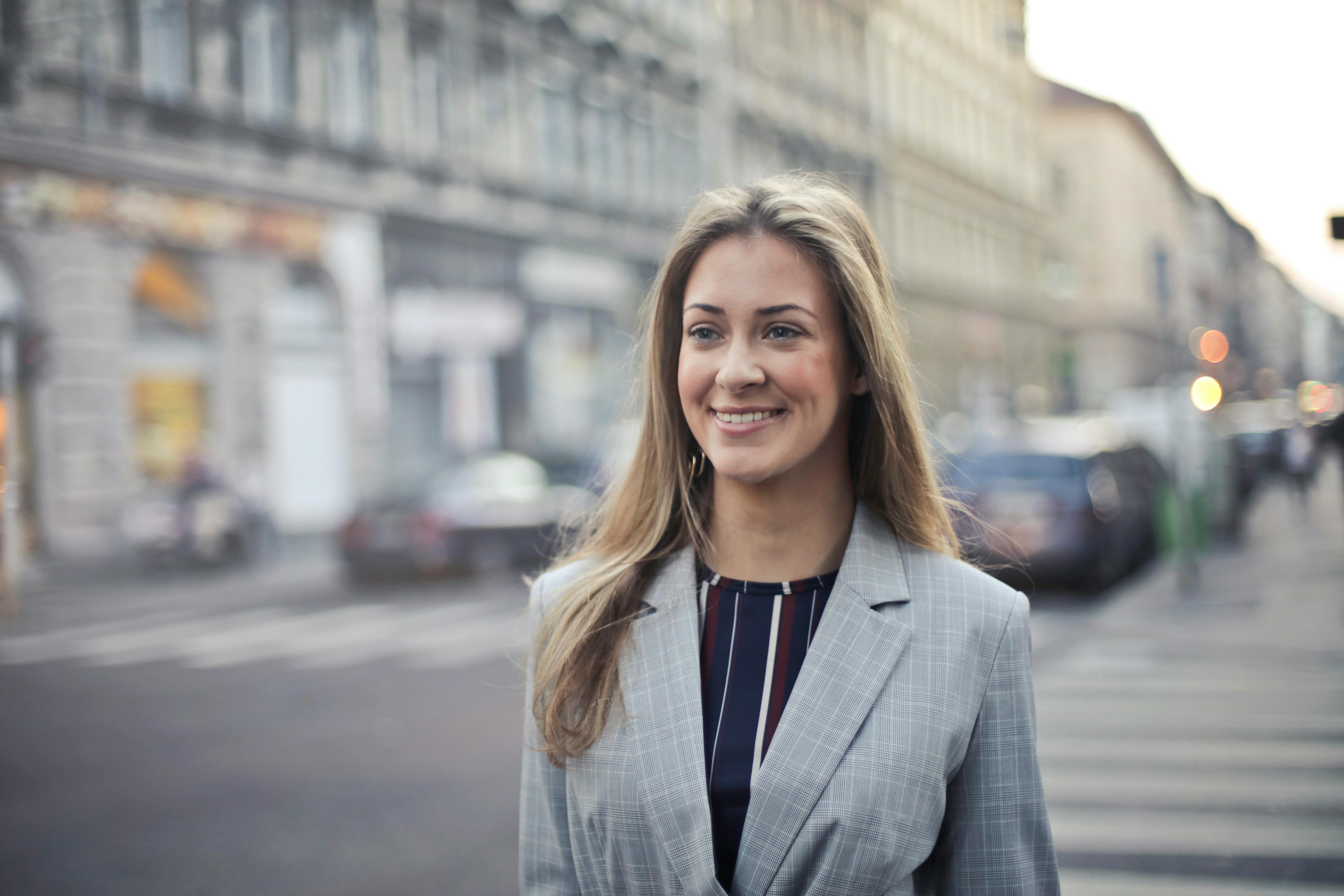 Une femme qui sourit | Source : Pexels