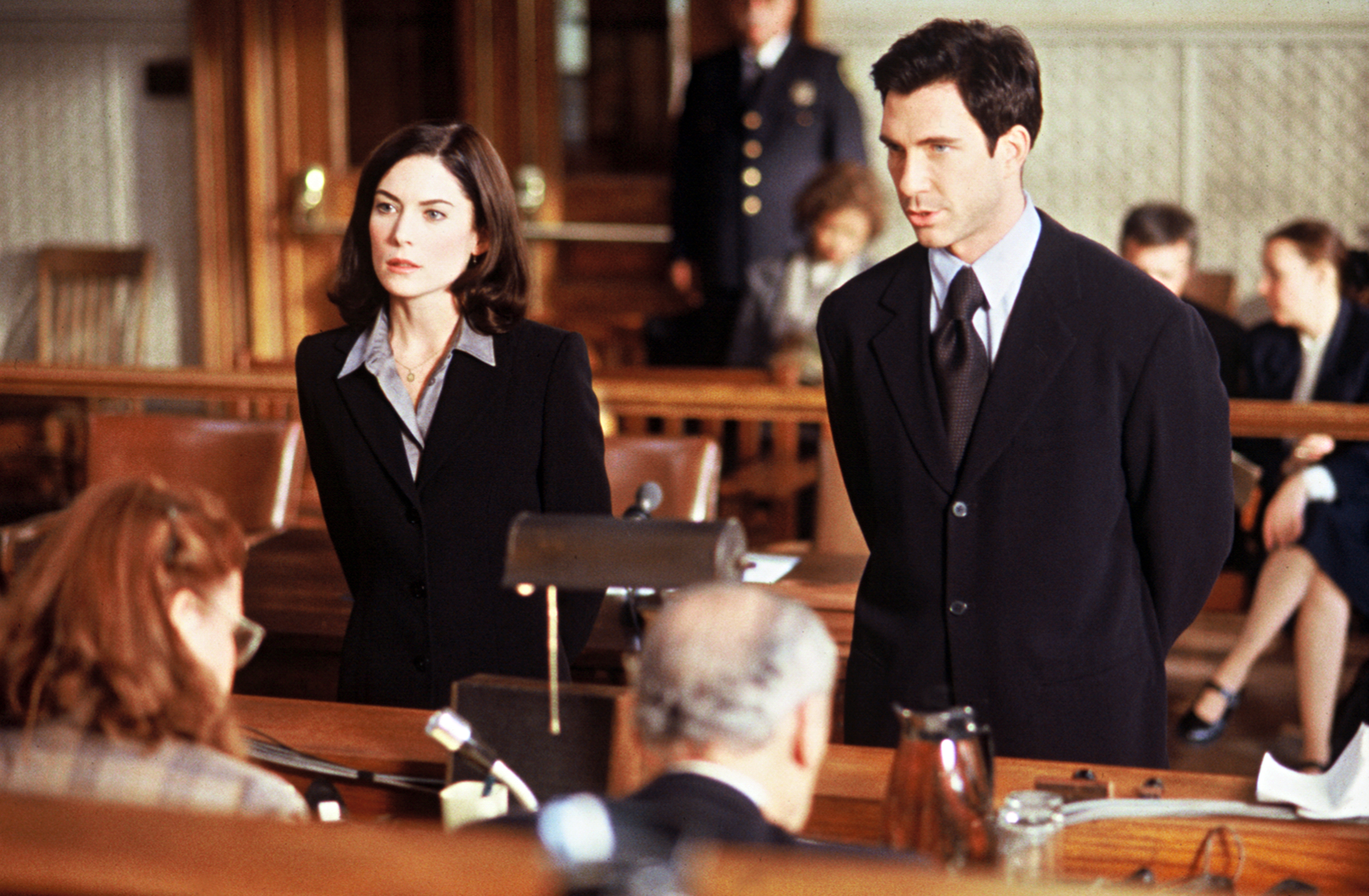 Lara Flynn Boyle dans le rôle d'Helen et Dylan McDermott dans celui de Bobby dans un épisode de « La loi et l'ordre : police judiciaire » | Source : Getty Images