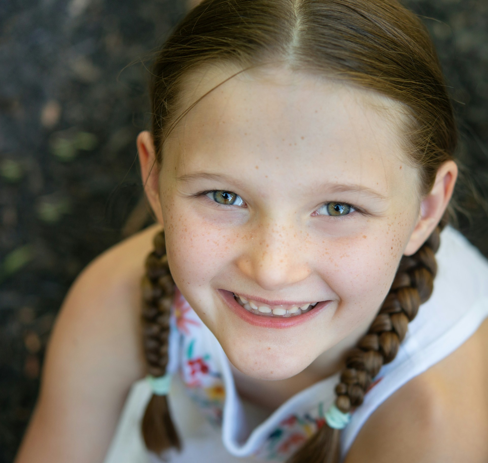 Une jeune fille qui regarde en l'air avec un sourire chaleureux | Source : Unsplash