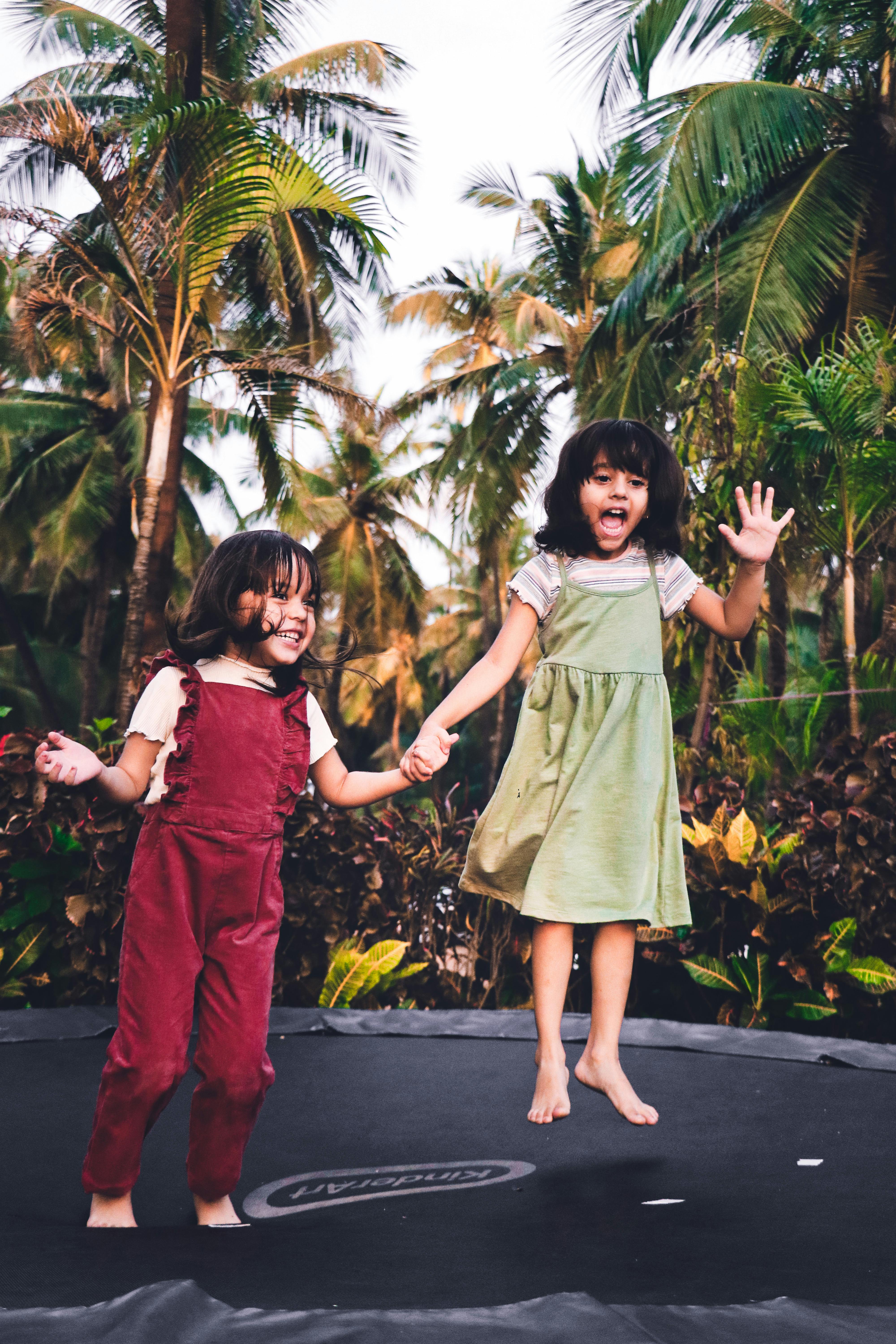 Deux petites filles sur un trampoline | Source : Pexels