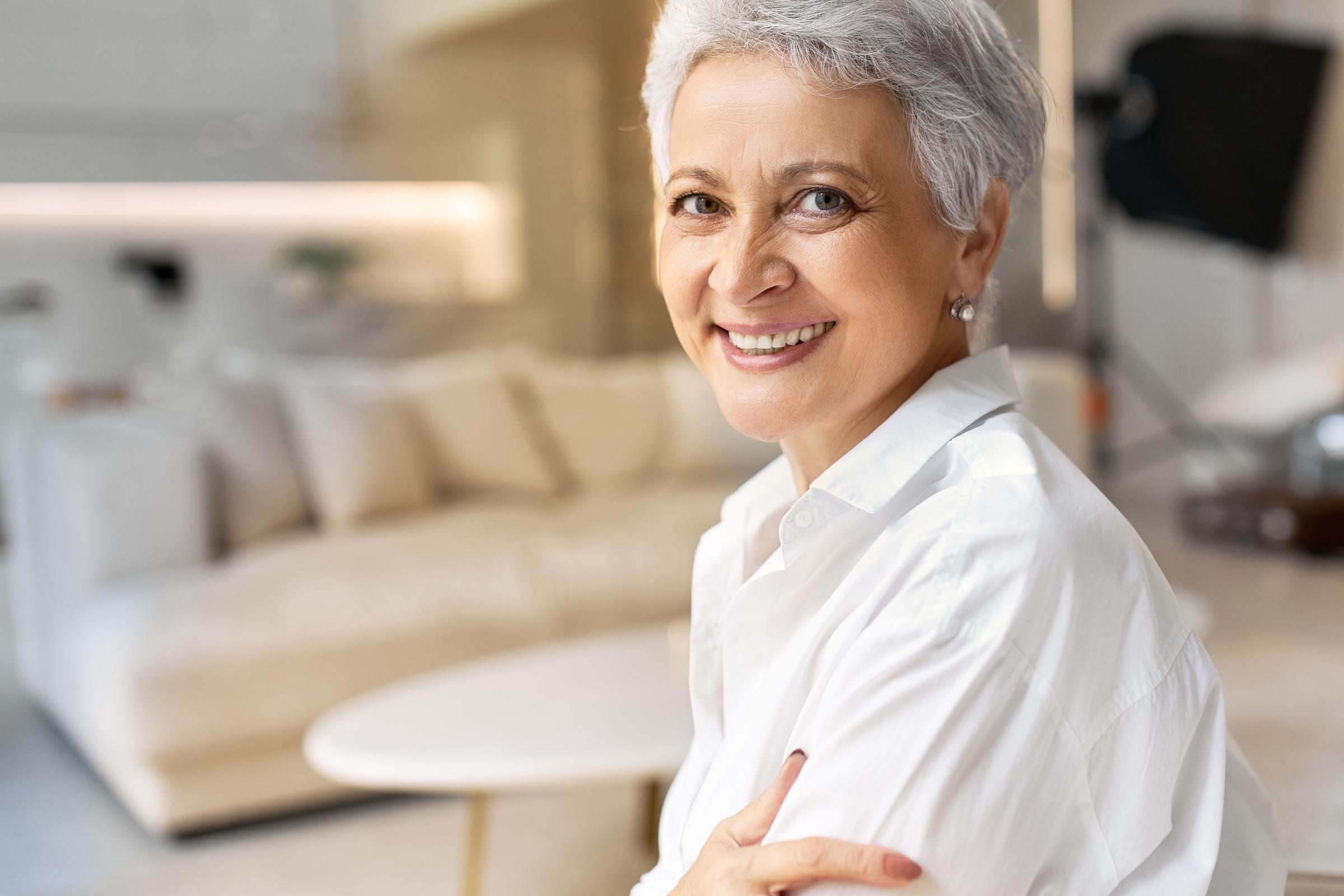 Une femme âgée souriante | Source : Freepik