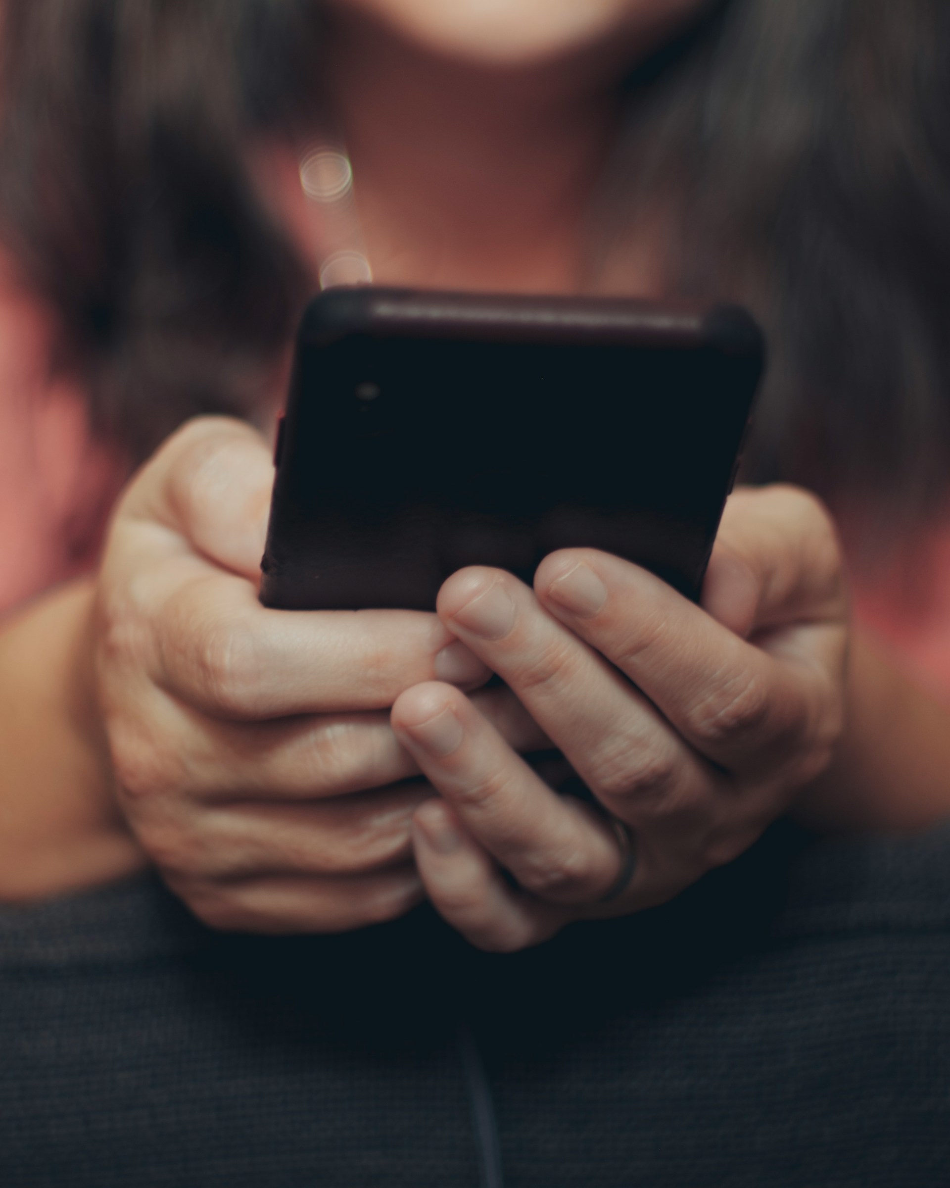 Une femme qui regarde son téléphone | Source : Unsplash