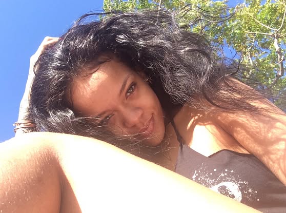 Rihanna pose pour un selfie, daté du 2 mai 2018 | Source : Instagram/badgalriri