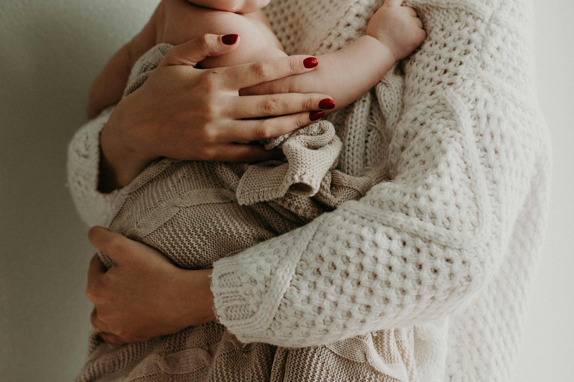 Une femme tenant son bébé | Source : Pexels