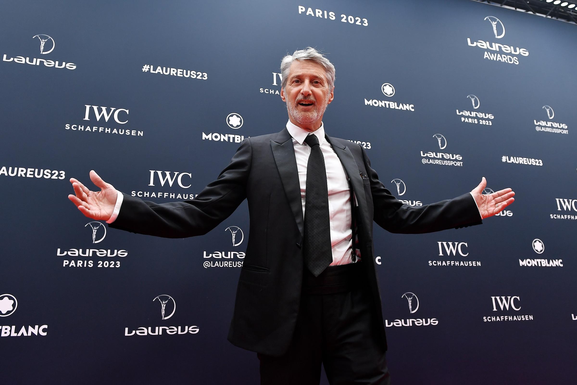 Antoine de Caunes arrive sur le tapis rouge des Laureus World Sport Awards 2023 à la Cour Vendôme, le 8 mai 2023 à Paris, en France I Source : Getty Images