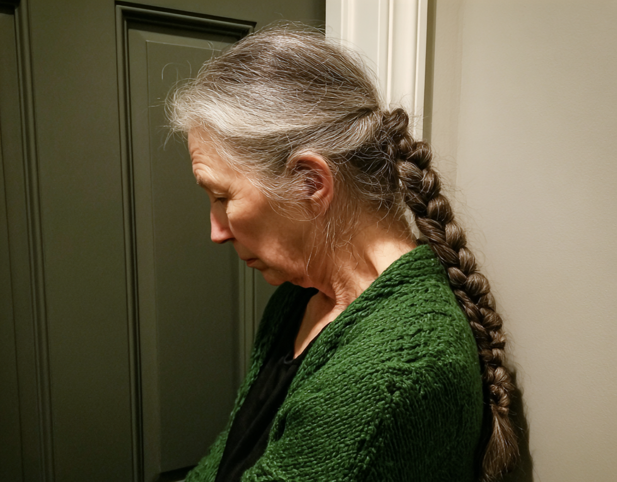 Une femme debout devant une porte fermée | Source : Midjourney