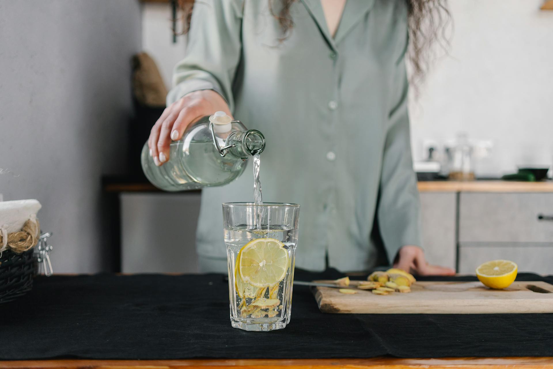 Une femme debout dans la cuisine | Source : Pexels