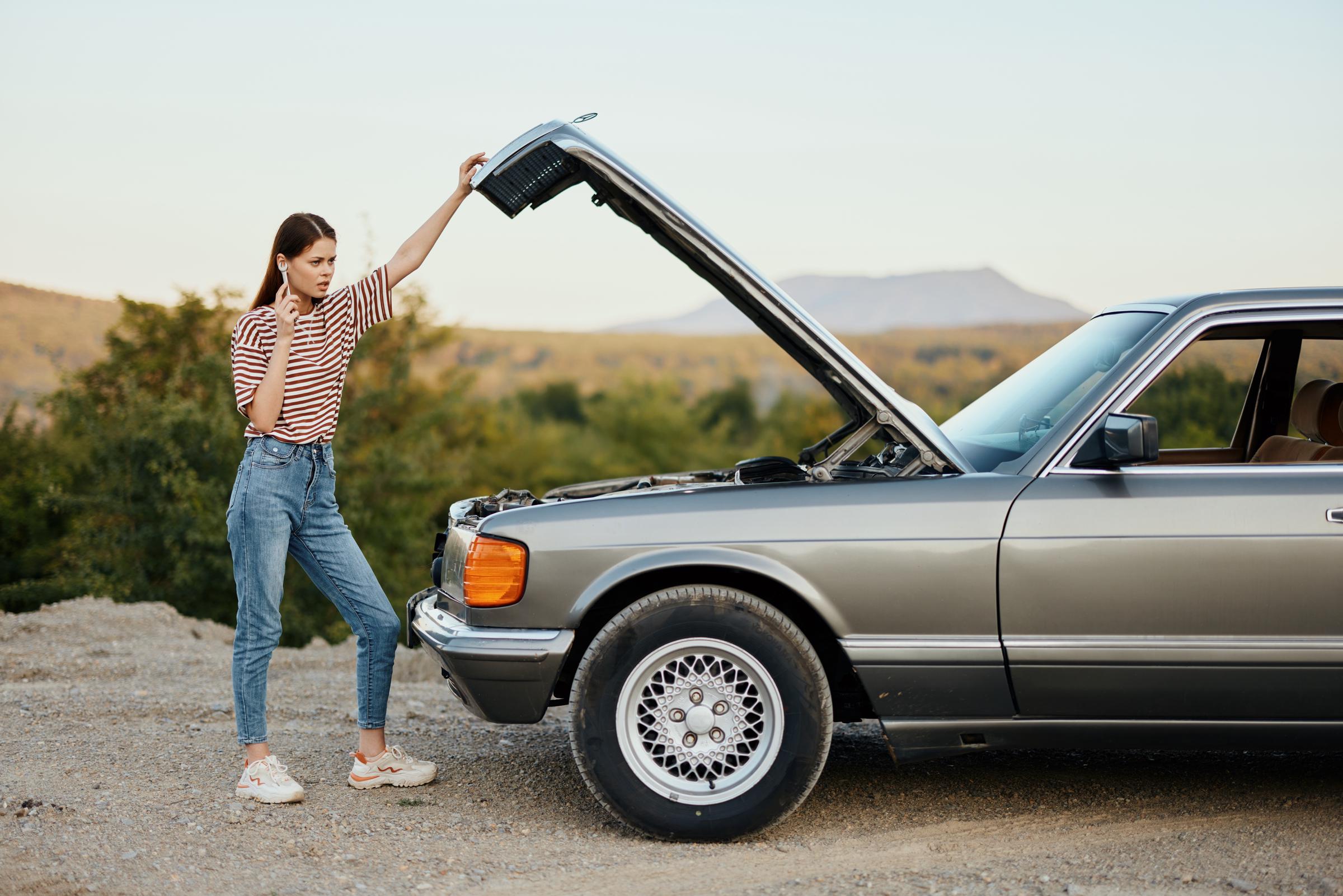 Une femme debout près d'une voiture | Source : Shutterstock