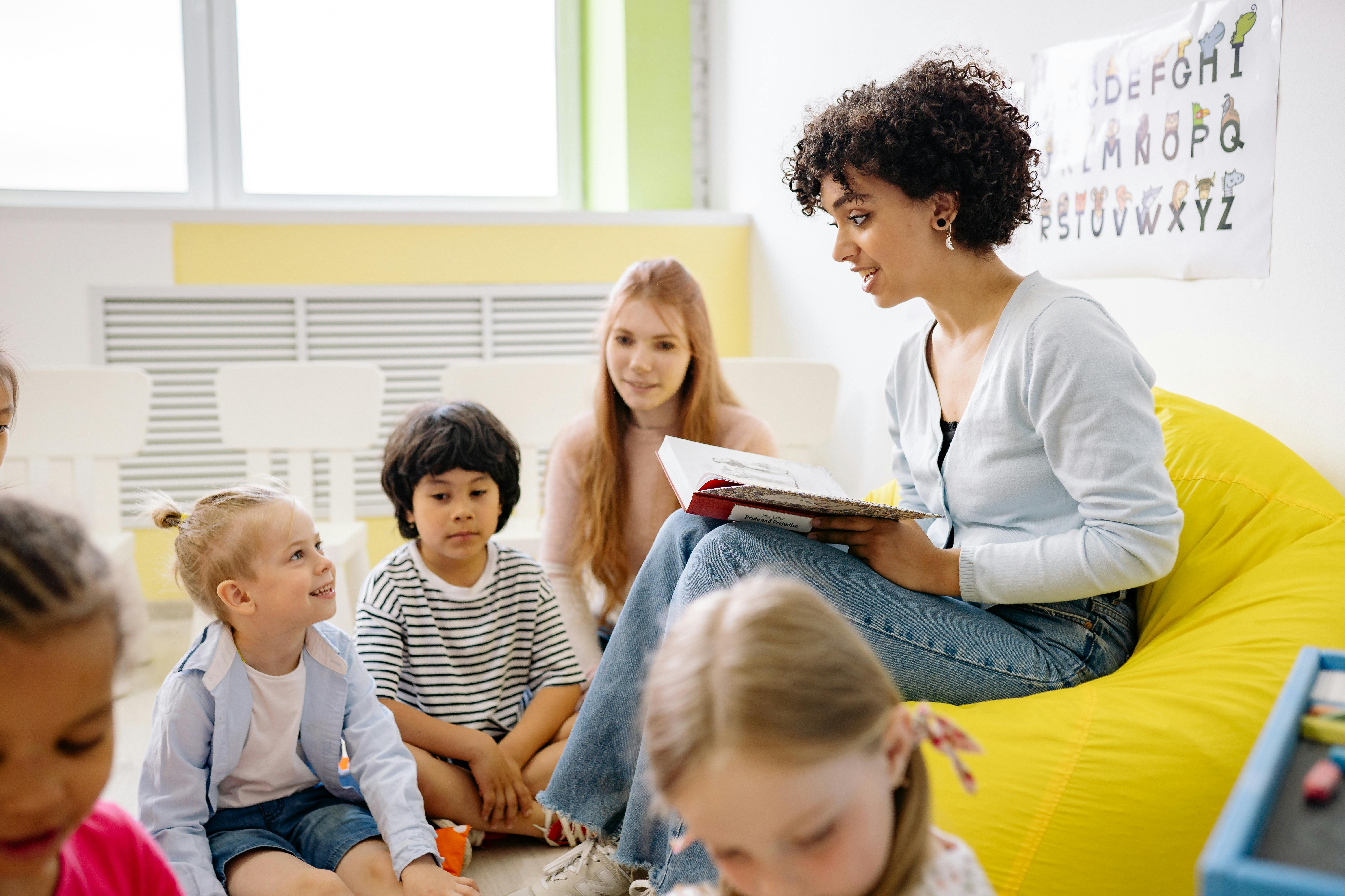 Une enseignante faisant la lecture à ses élèves | Source : Pexels