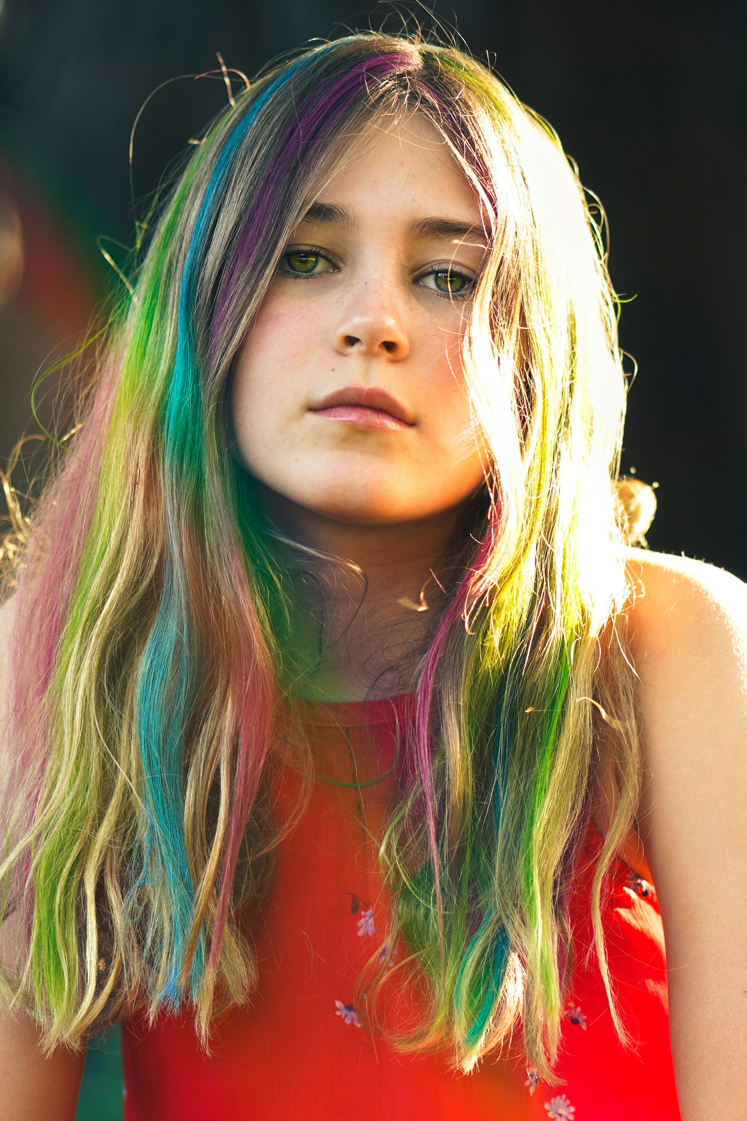 Une adolescente aux cheveux teints | Source : Unsplash