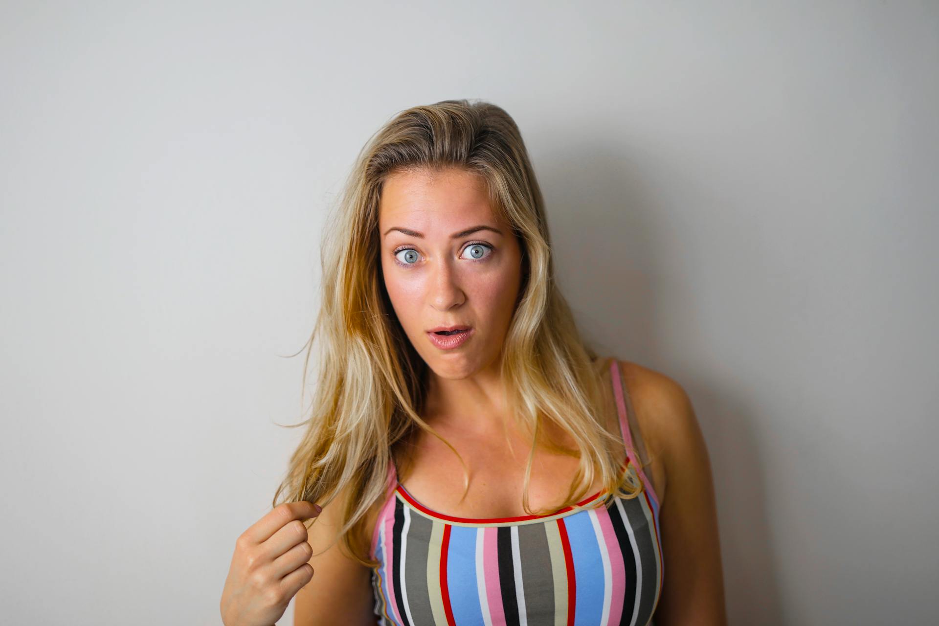 Une femme qui regarde quelqu'un avec horreur | Source : Pexels