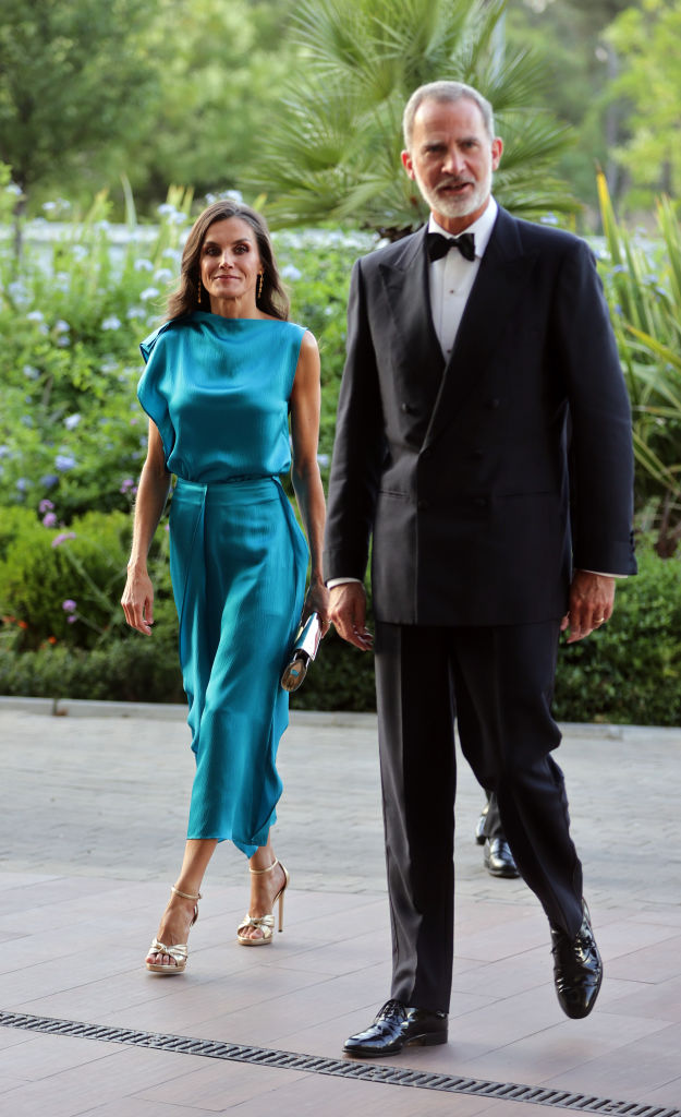 Leurs Majestés le roi Felipe de Bourbon et la reine Letizia Ortiz arrivent au nouveau siège d'ABC pour présider la cérémonie de remise des prix internationaux de journalisme ABC "Mariano de Cavia", "Luca de Tena" et "Mingote", le 17 juillet 2023 à Madrid, en Espagne. | Source : Getty Images