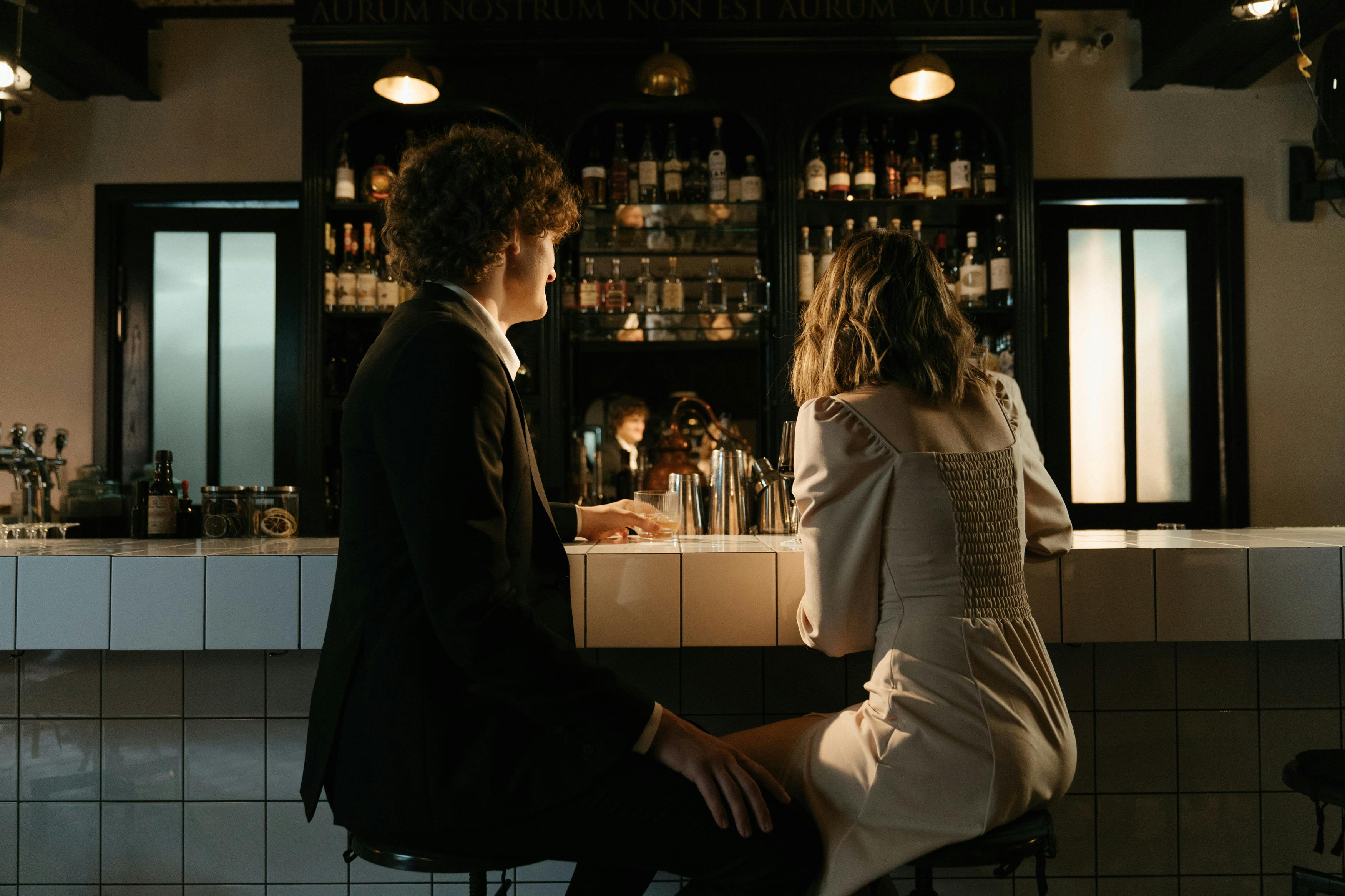 Un couple en rendez-vous dans un bar | Source : Pexels