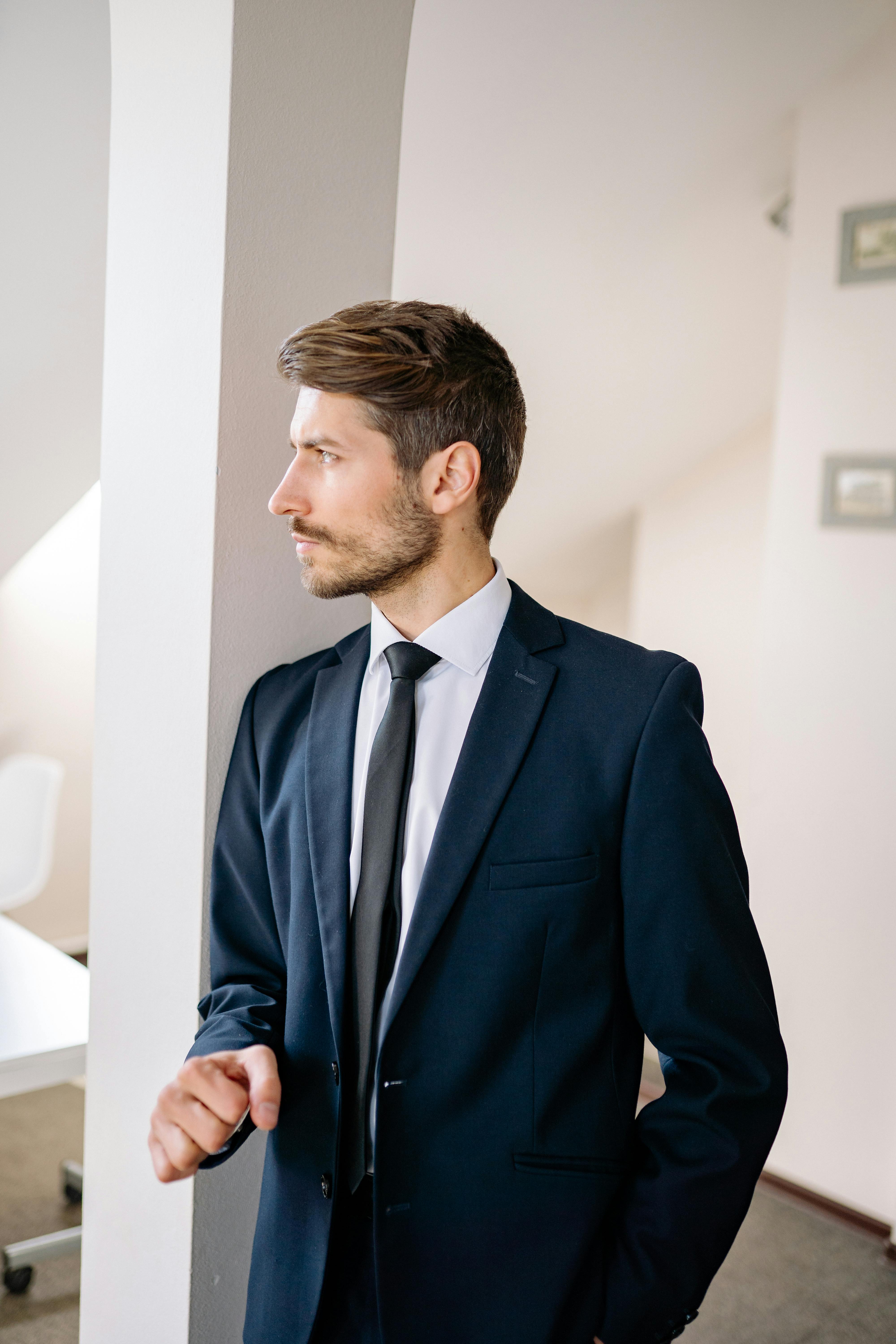Un homme sérieux | Source : Pexels