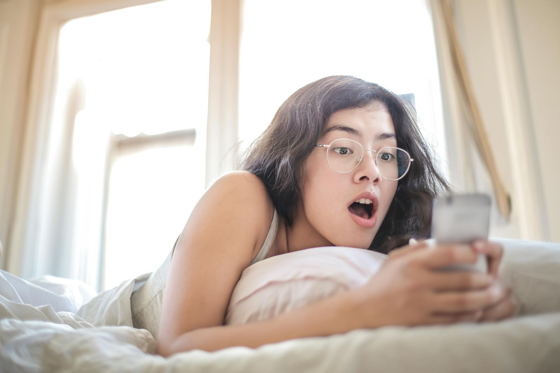 Une femme qui regarde son téléphone en état de choc | Source : Pexels