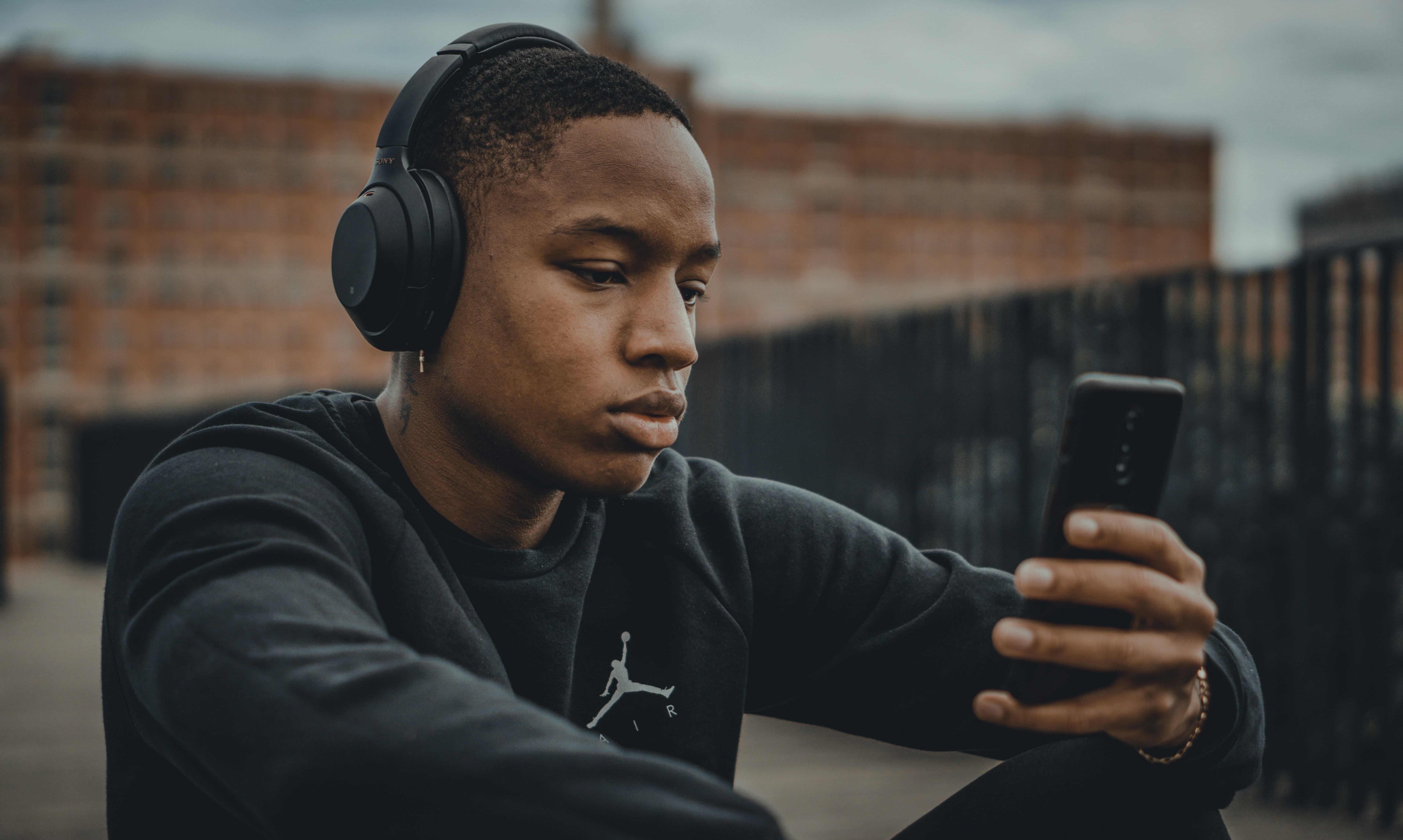 Un garçon malheureux qui utilise son téléphone | Source : Unsplash