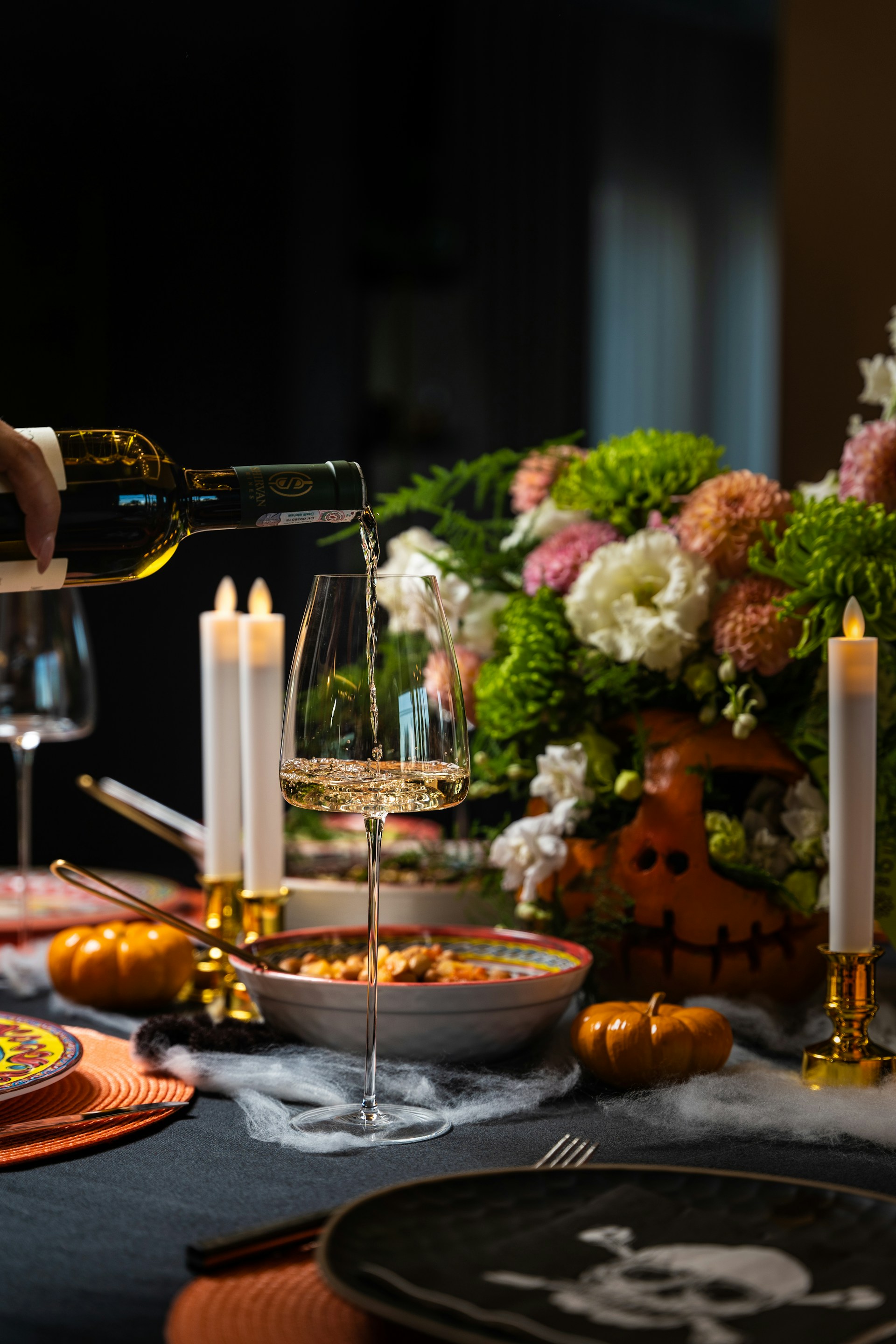 Une table dressée avec un dîner et des boissons | Source : Unsplash