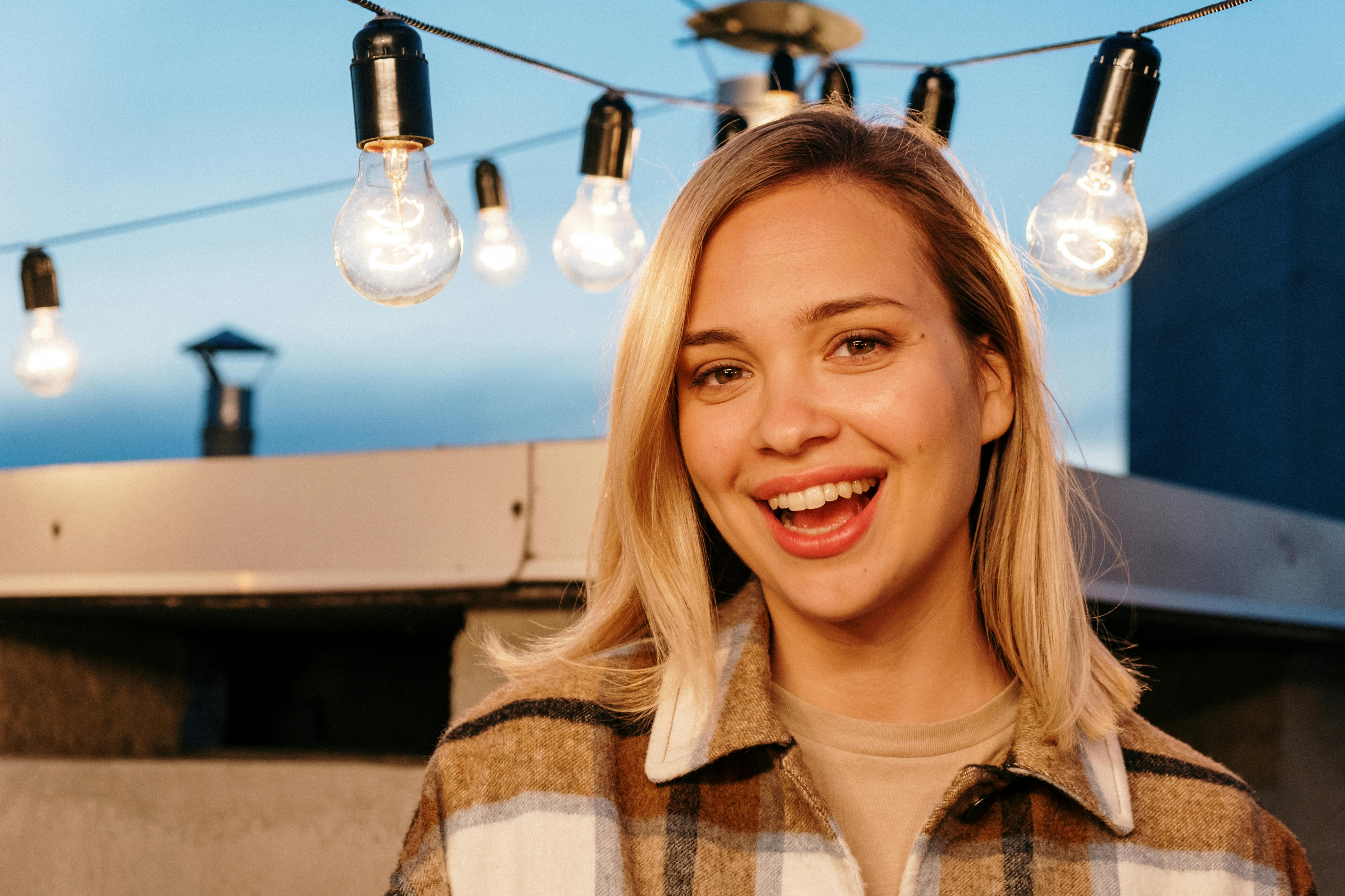 Une femme souriante | Source : Pexels