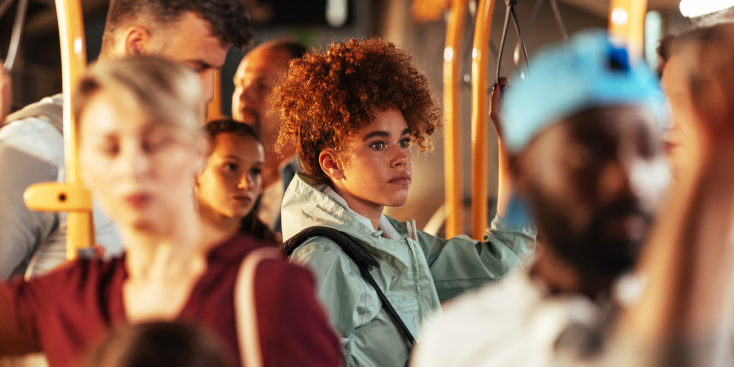 Des personnes debout dans un bus | Source : Shutterstock