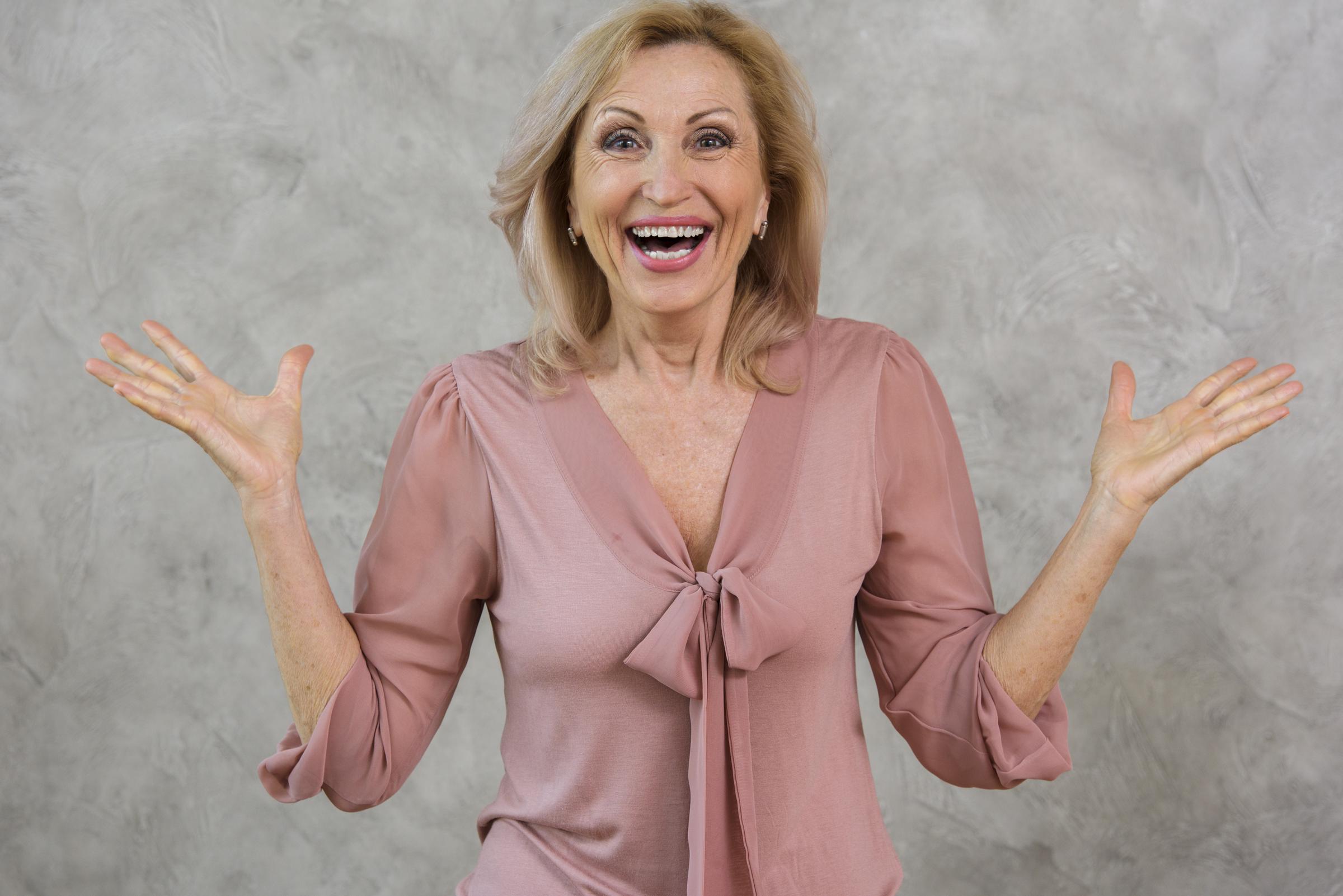 Une femme heureuse | Source : Freepik