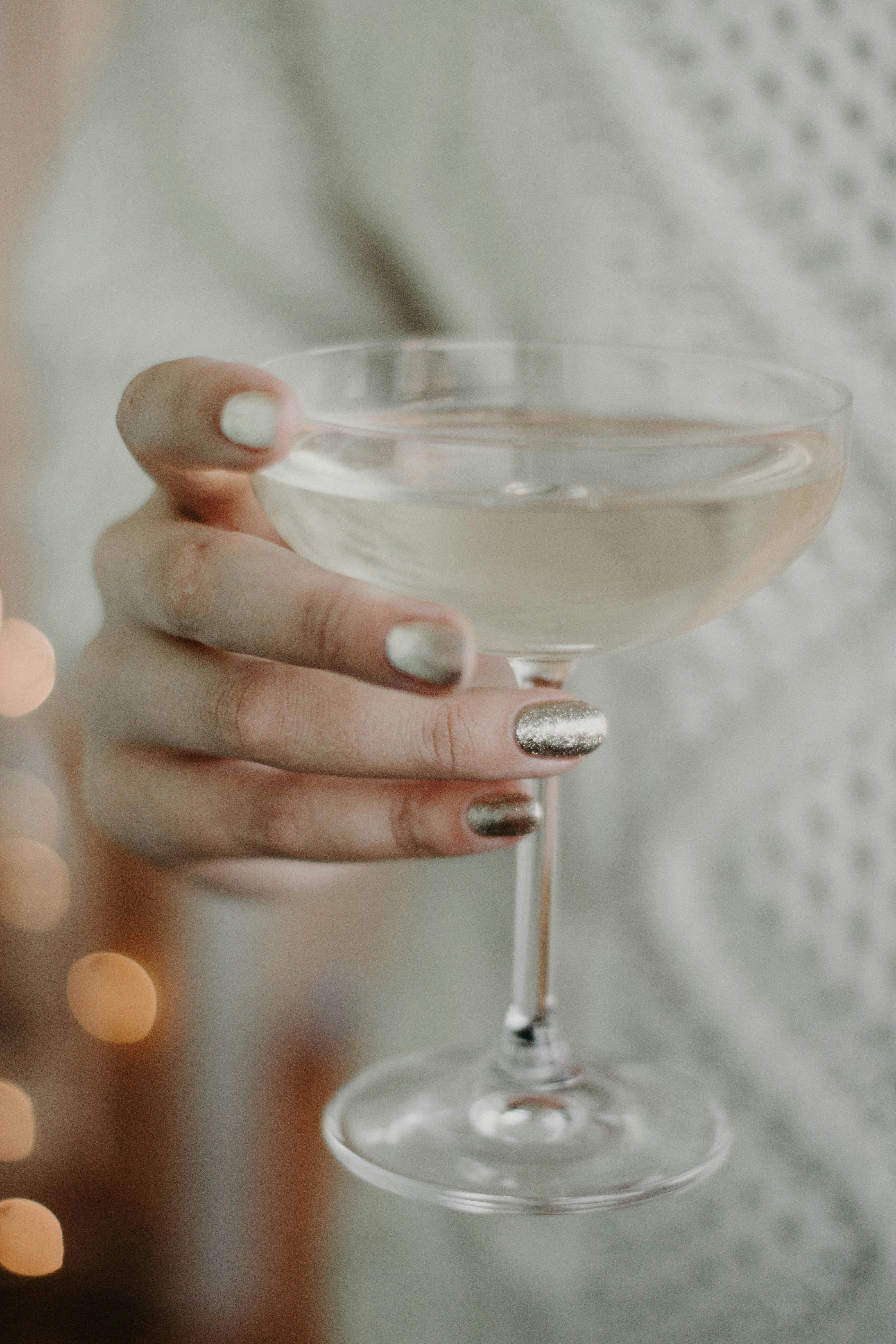 Une femme tenant un verre pour porter un toast | Source : Pexels
