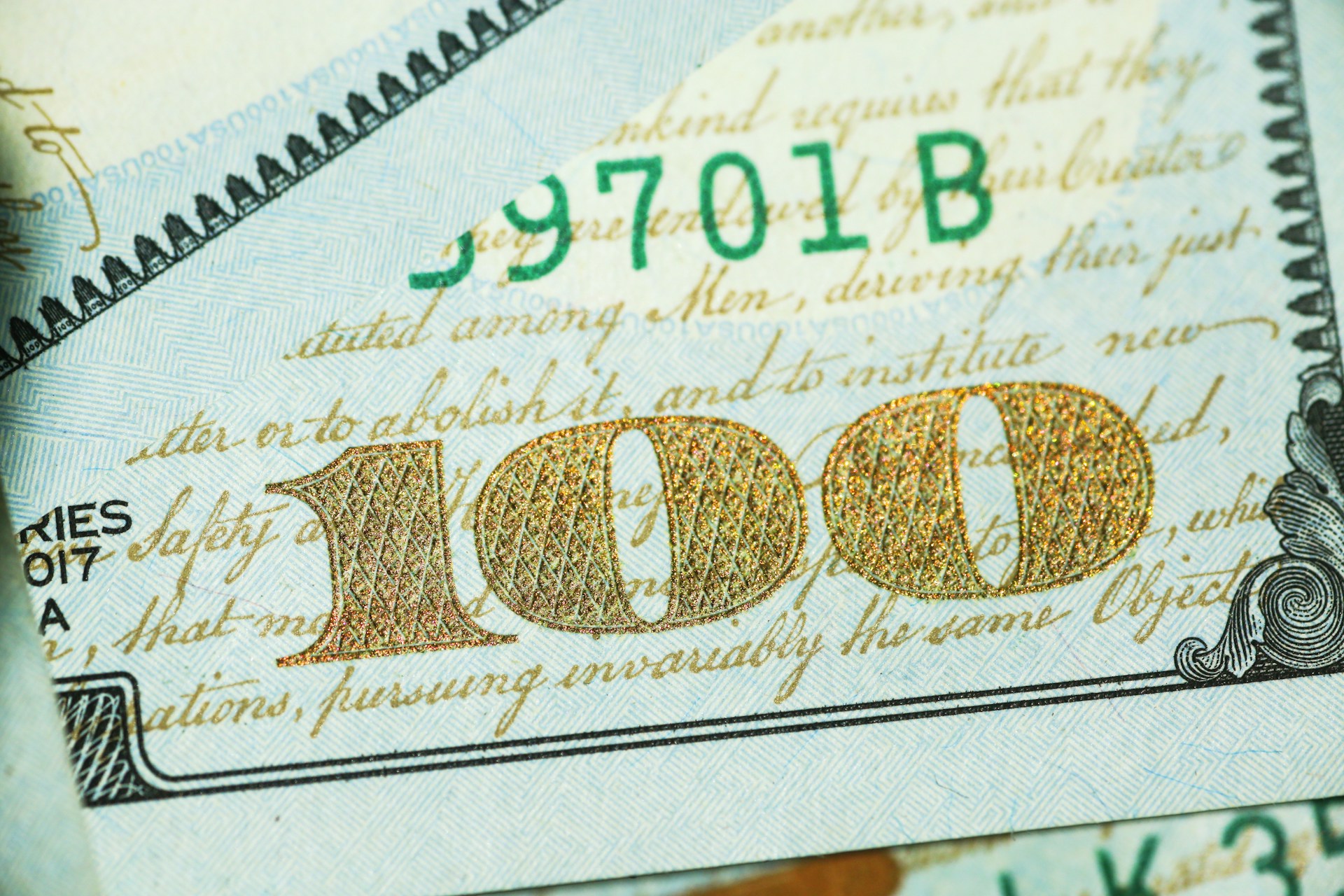 Gros plan sur un billet de cent dollars | Source : Unsplash