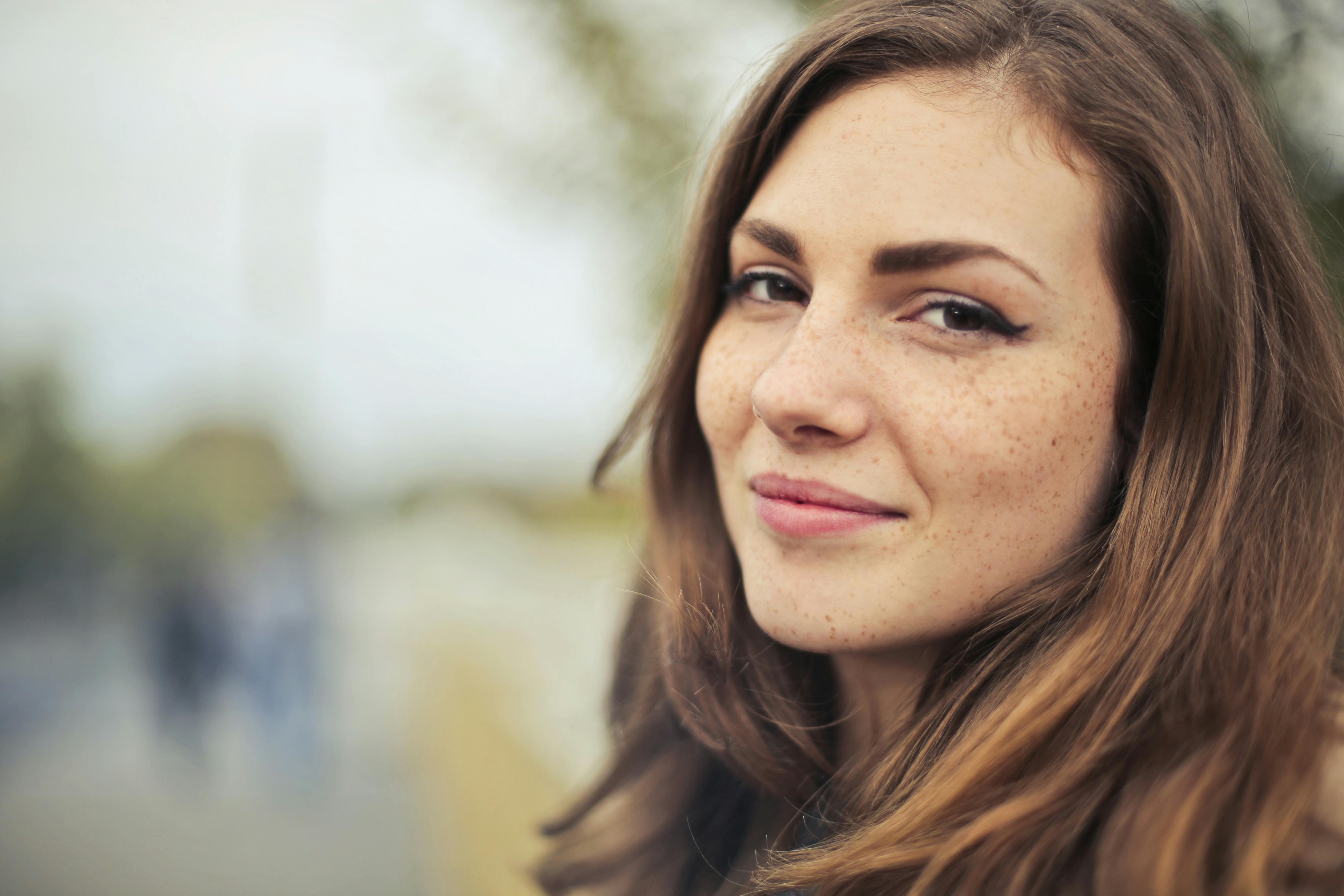 Une femme souriante | Source : Pexels