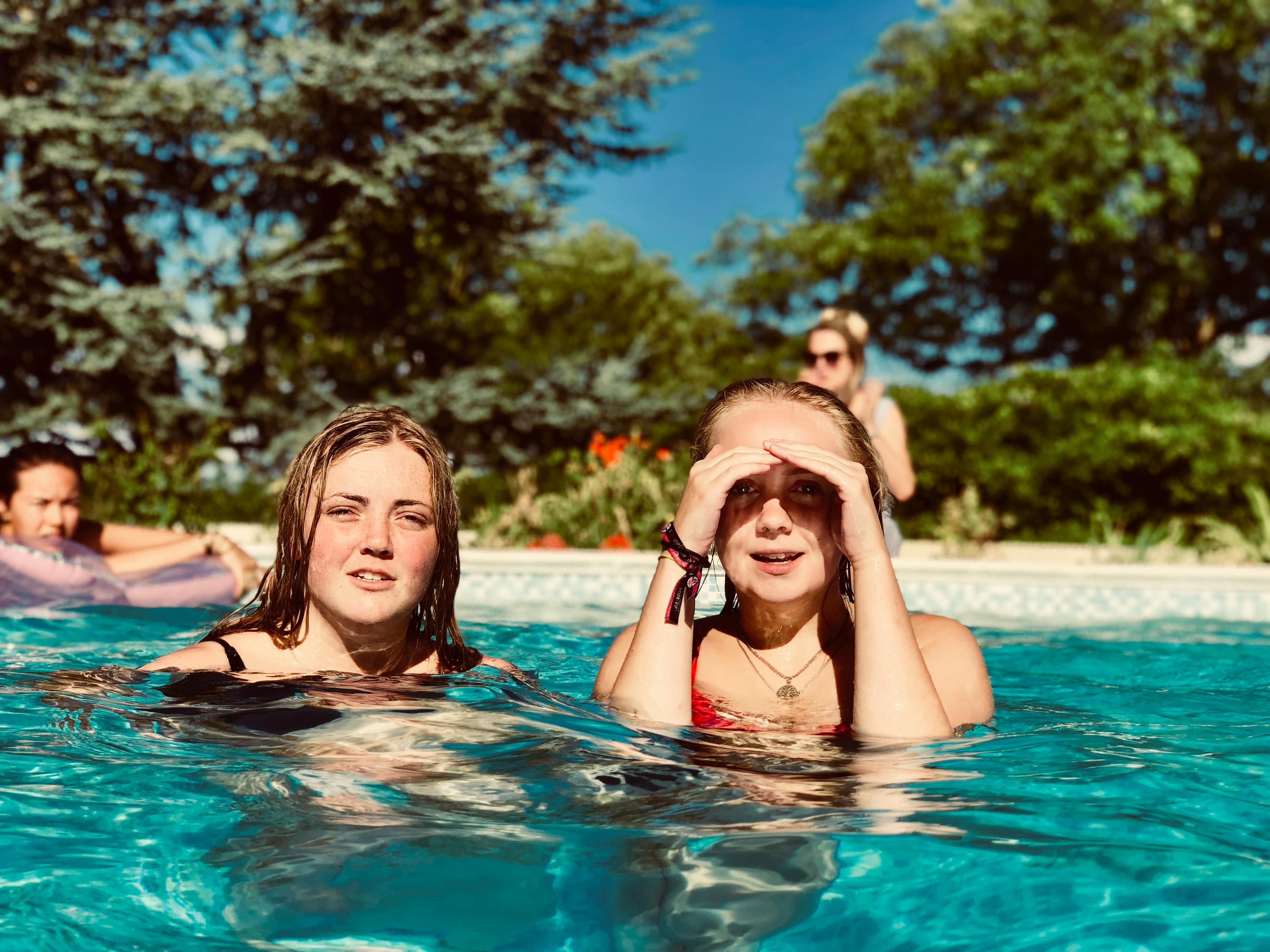 Des personnes dans une piscine | Source : Pexels