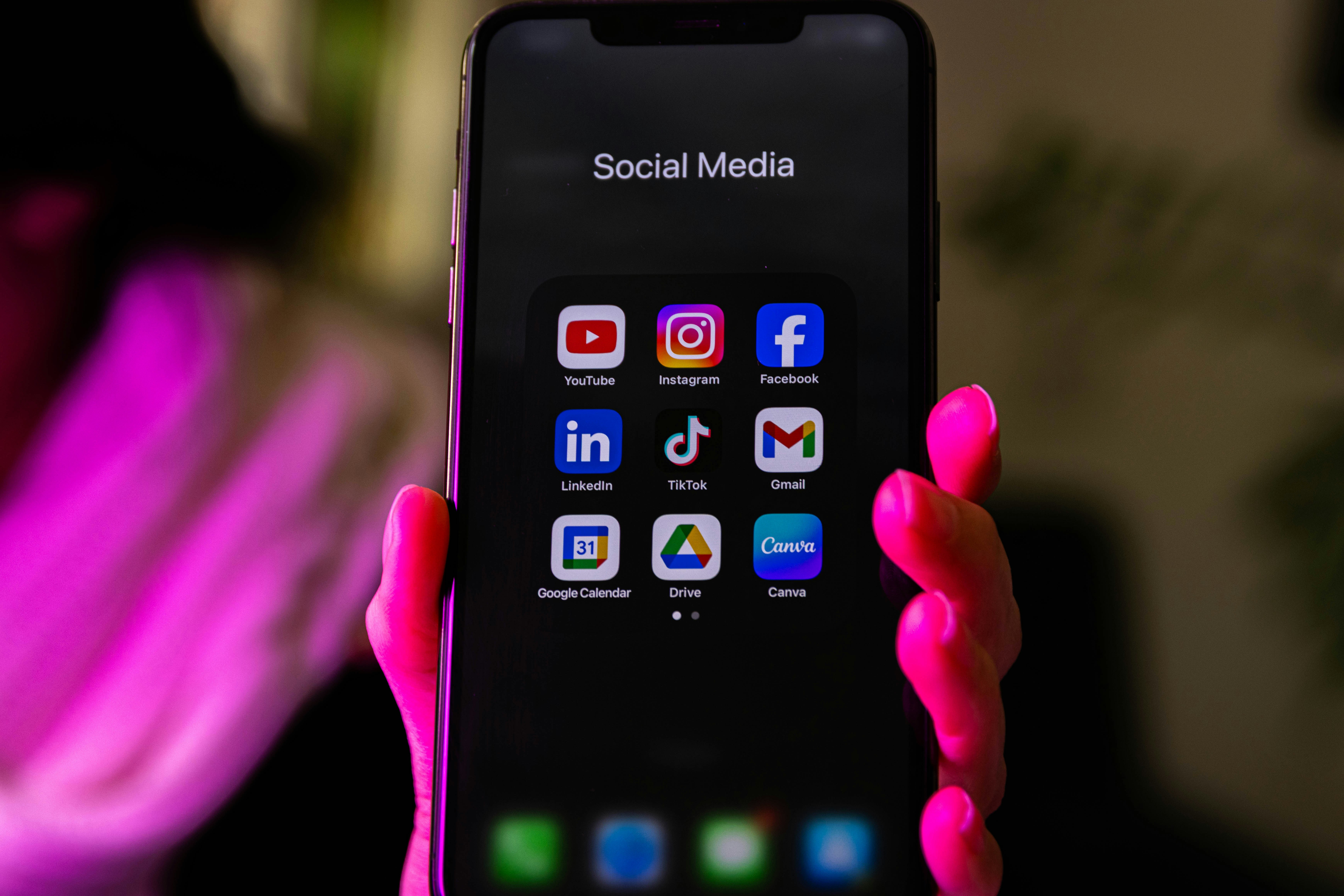 Une personne tenant un téléphone portable sur les réseaux sociaux | Source : Unsplash
