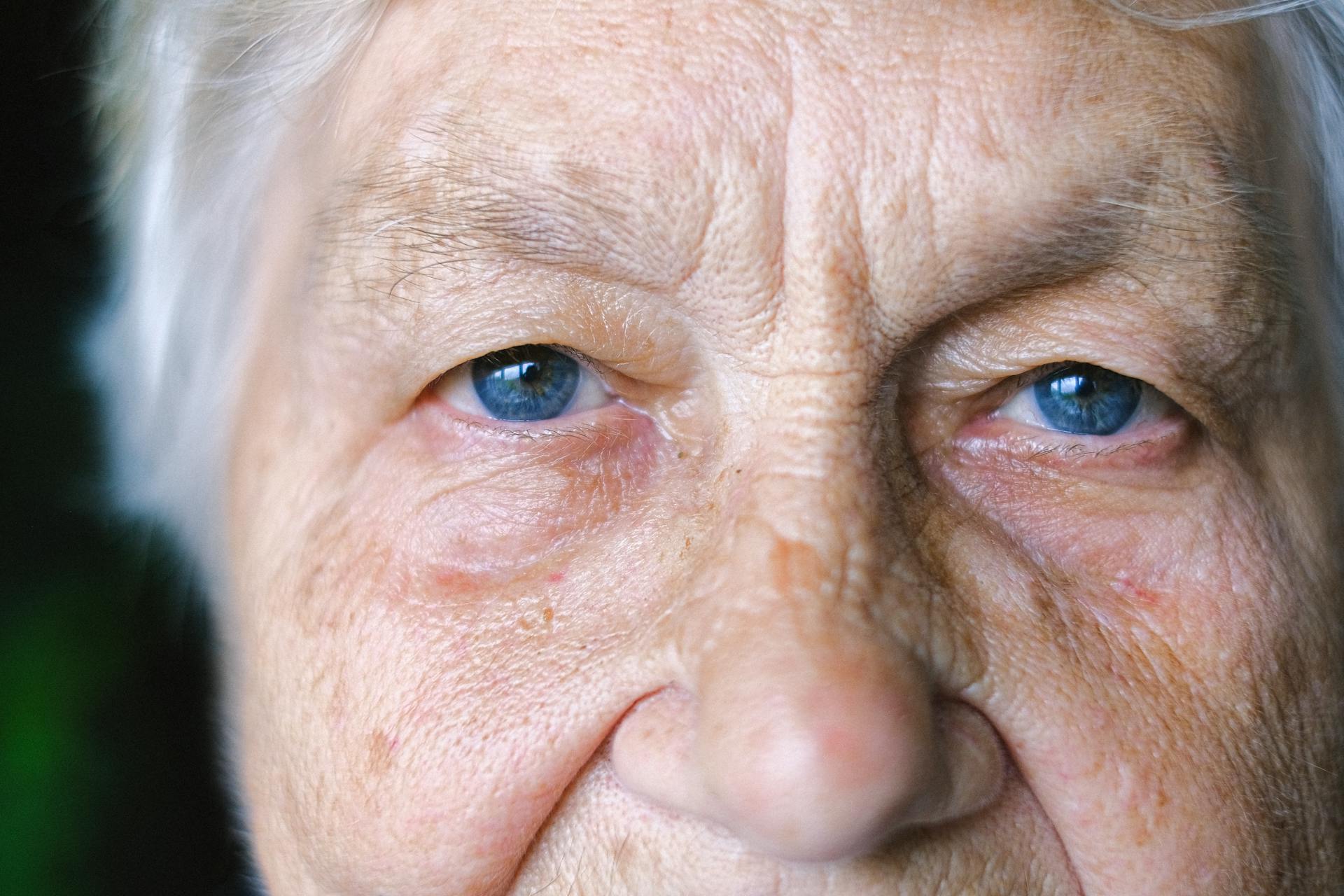 Une femme qui fixe quelqu'un | Source : Pexels